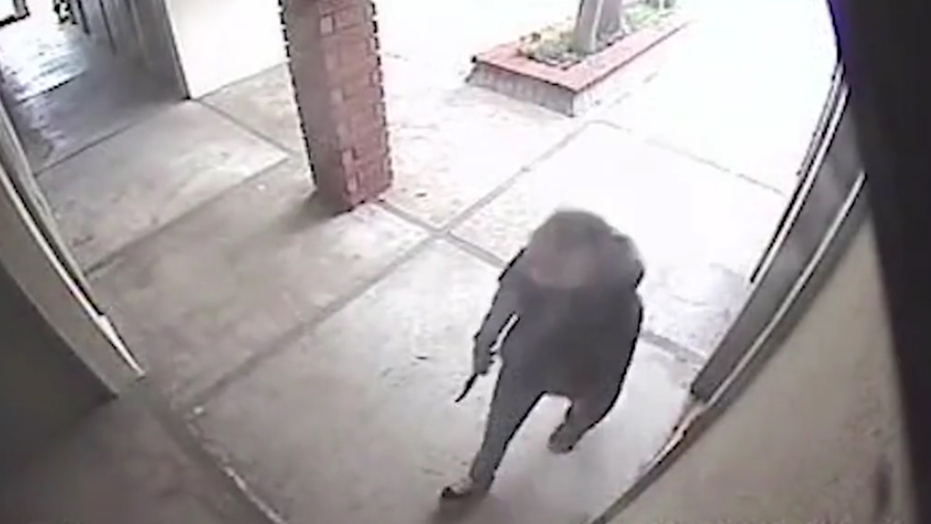En la grabación puede verse a Katherine entrar al consultorio de Jacki Stevens con un enorme cuchillo de cacería (Foto: captura de pantalla)