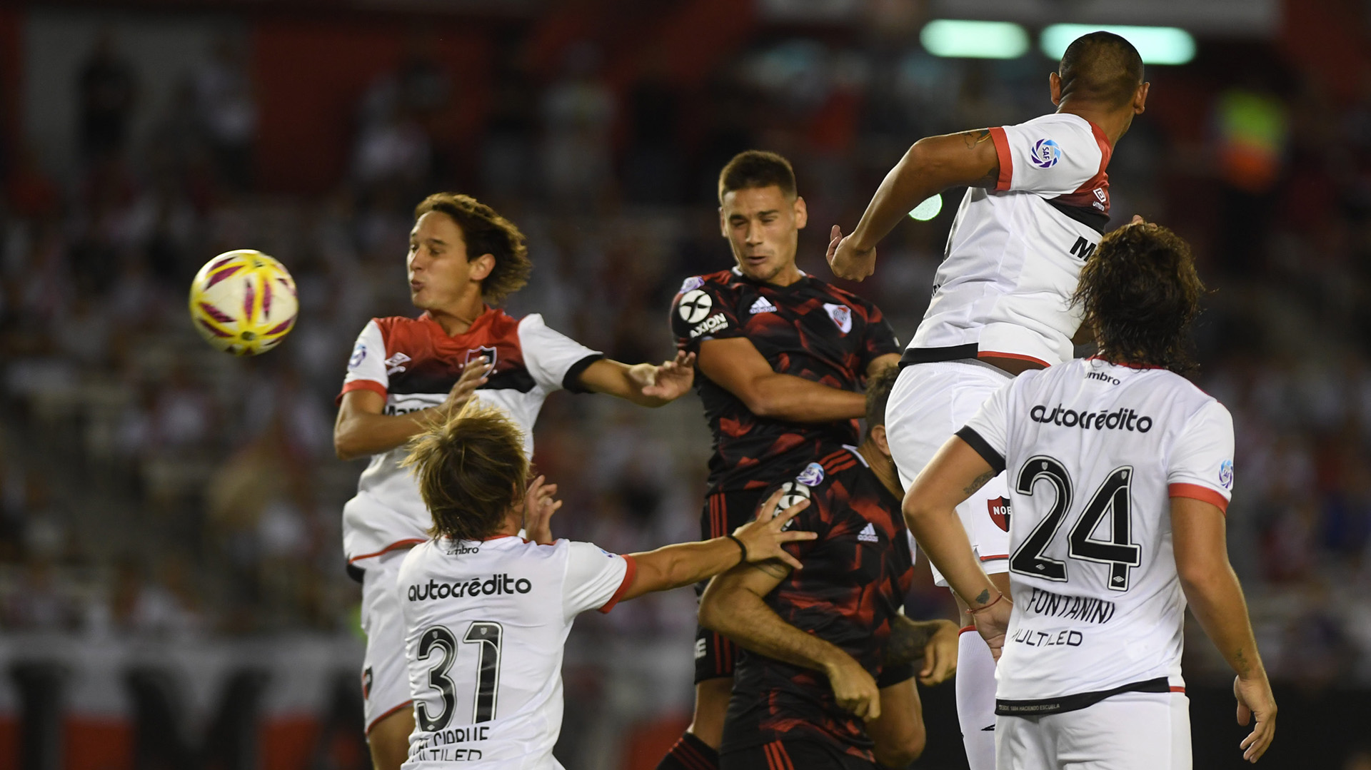 En su visita al Monumental, el conjunto rosarino no pudo hacerle frente al poderío de River y cayó por 4-2. (Télam)