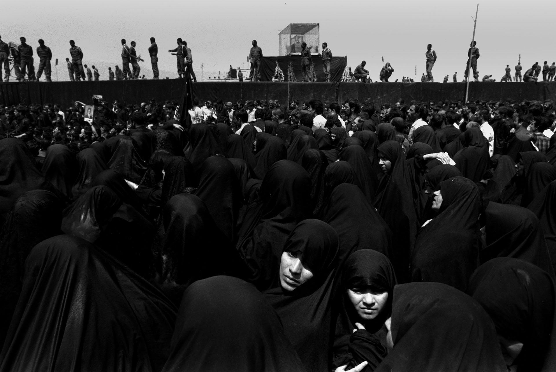 Mujeres rezan en la plaza Masala donde reposa el cuerpo del Ayatollah Khomeini, en Irán, en junio de 1989