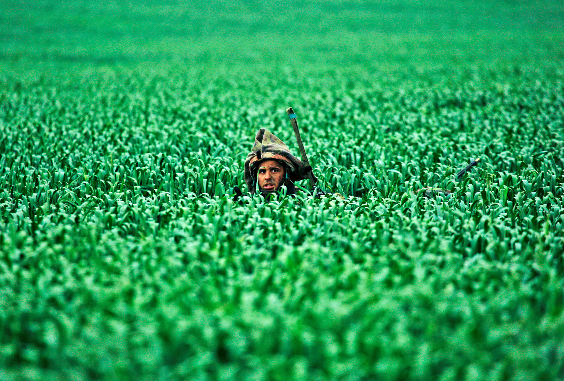 Un soldado israelí atraviesa un campo cerca a Kibbutz Nahal Oz, en las afueras de Gaza, en febrero de 2008