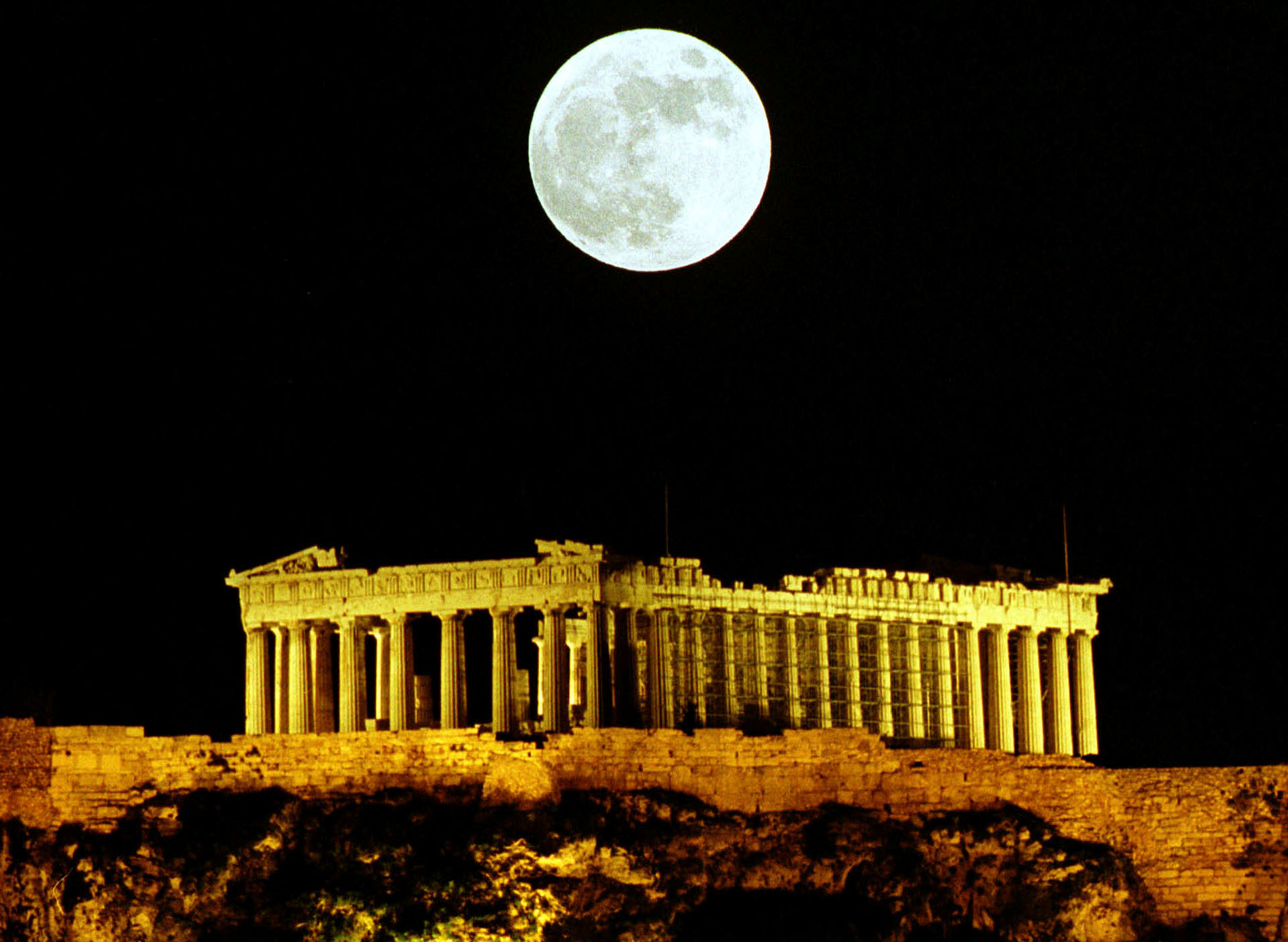 La luna llena brilla sobre el Partenón en Atenas, en diciembre de 1999