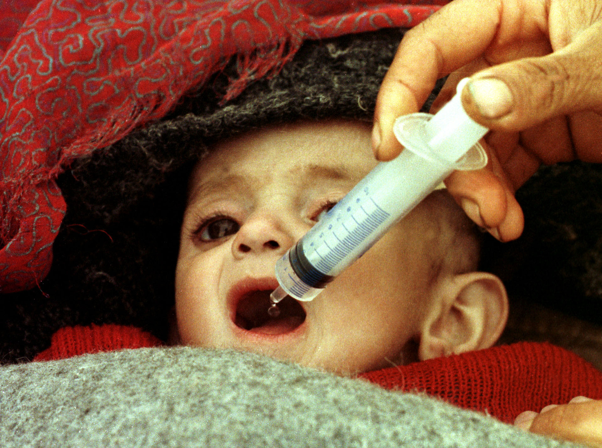 Un niño recibe glucosa en un campo de refugiados en Isikveren (Turquía), en abril de 1991