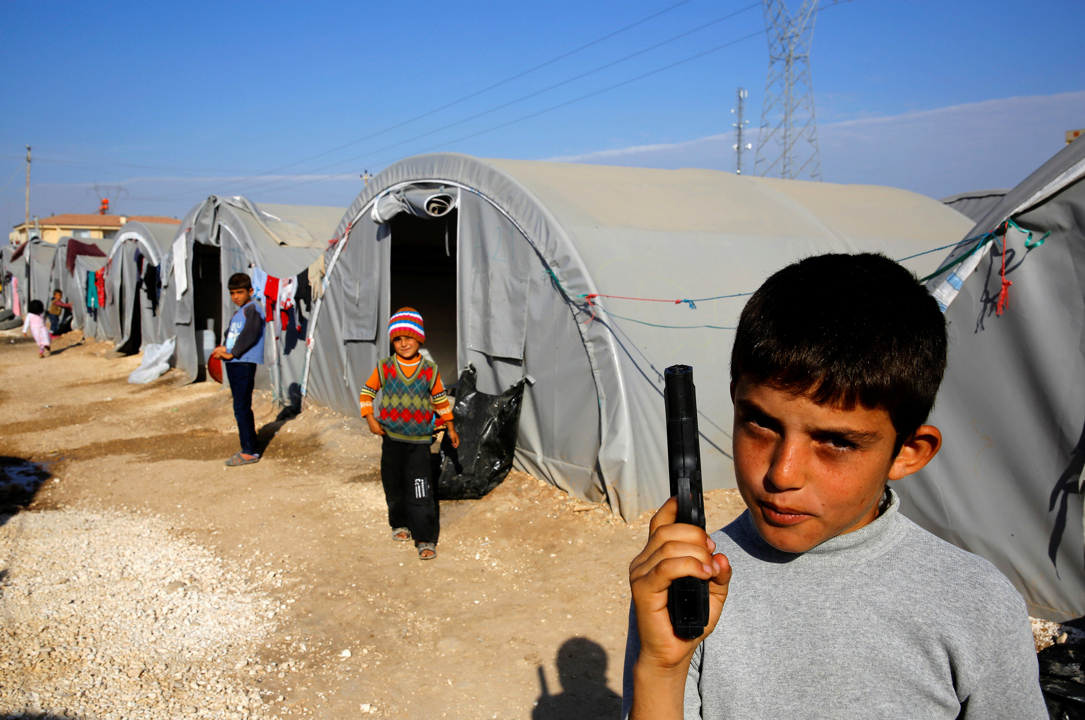 Un joven kurdo sostiene una pistola en un campo de refugiados, en octubre de 2014