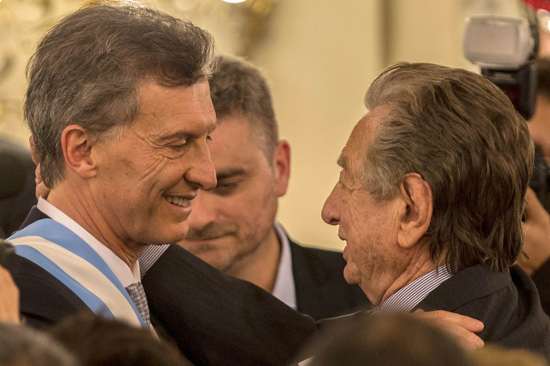 Durante la asunción de Mauricio Macri como presidente, su padre se mostró muy cercano y afectivo. El vínculo entre ambos tuvo sus idas y venidas (Télam)