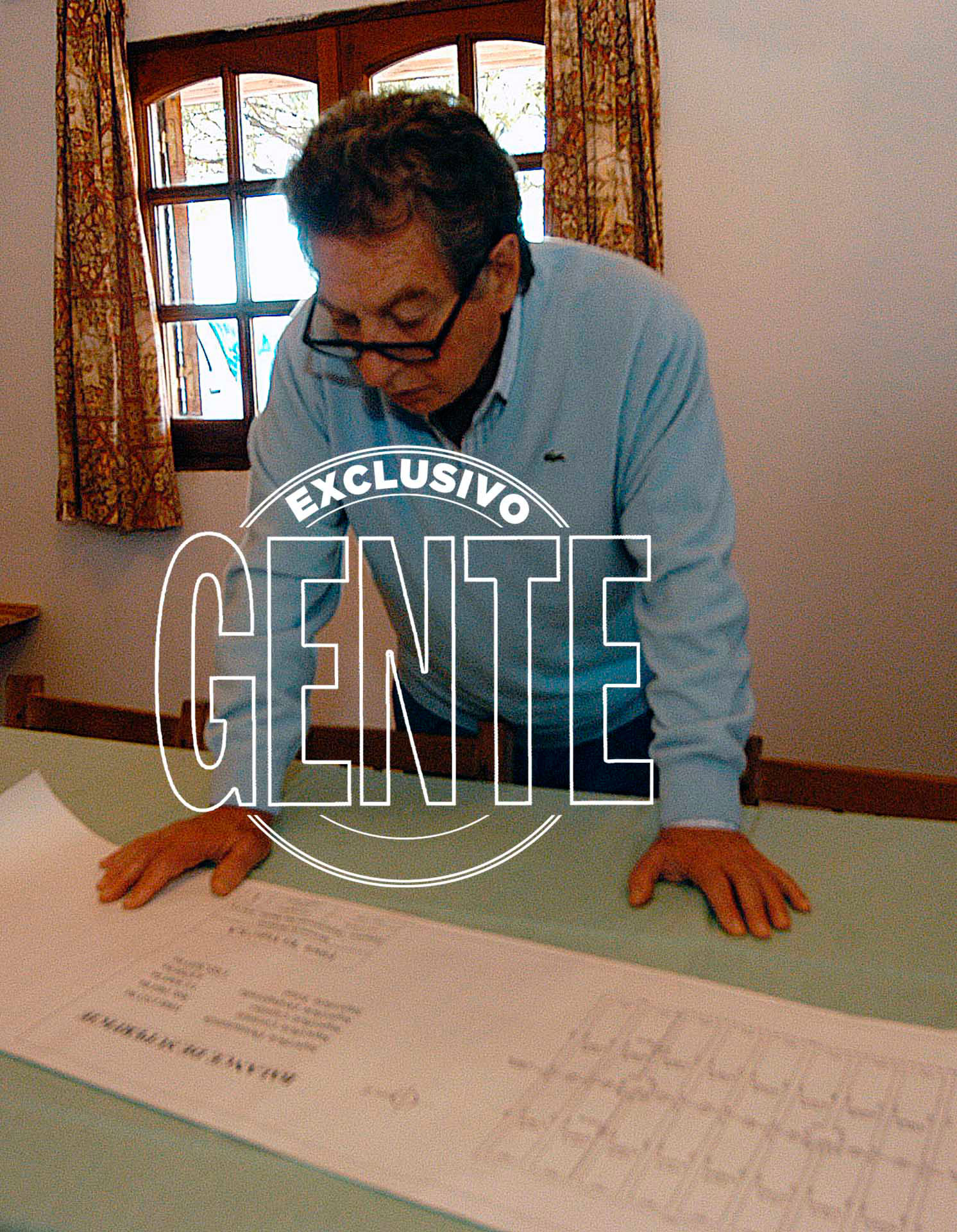 Franco Macri atento a unos planos en su campo El Yuto. Foto: Enrique García Medina/GENTE