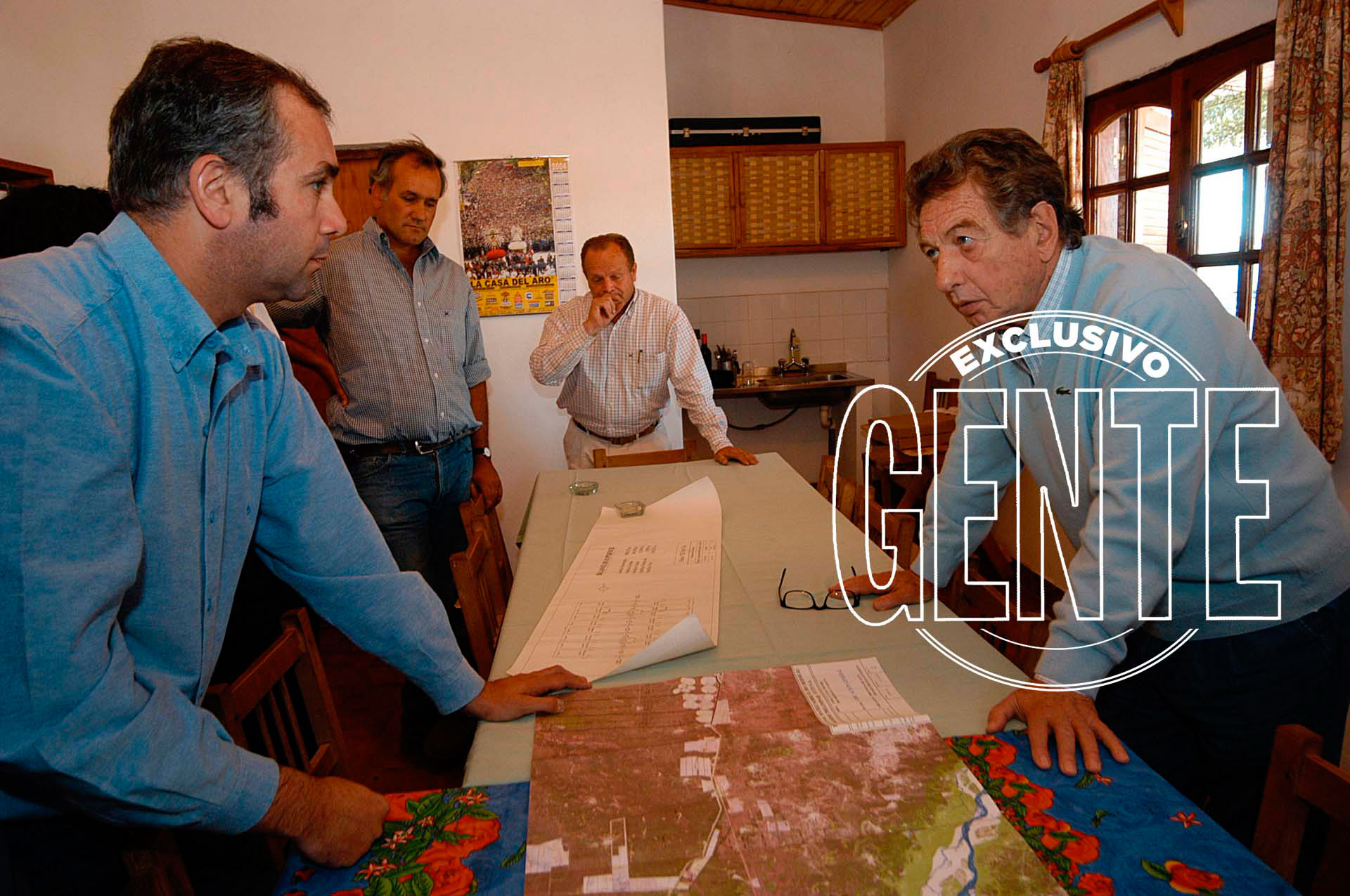 Franco Macri analiza junto a su colaboradores la situación de su campo en Salta. Foto: Enrique García Medina/GENTE