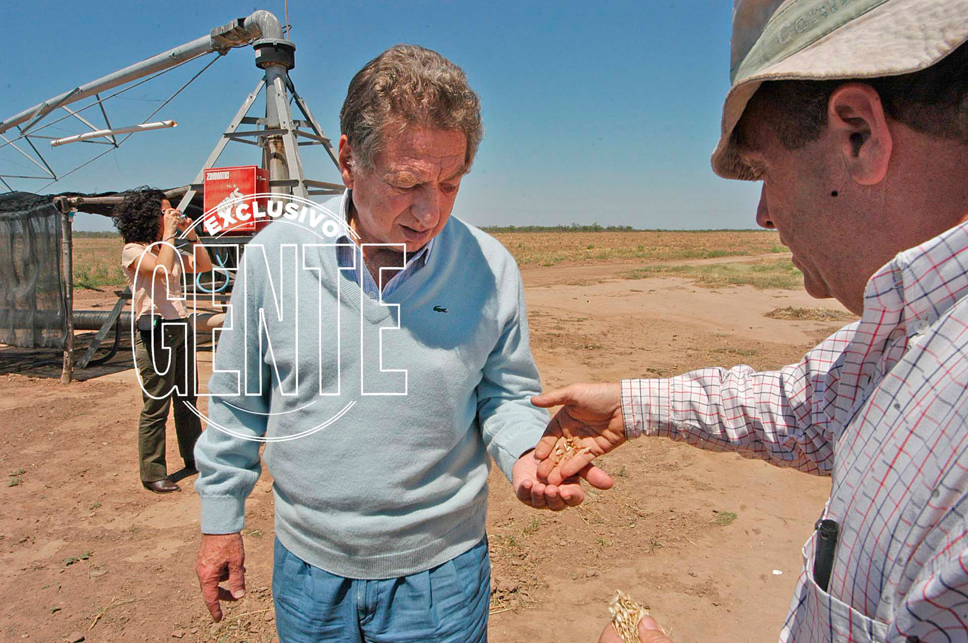 Franco Macri recibe unas semillas en su paso por su campo en la ruta 34 en Salta. Foto: Enrique García Medina/GENTE