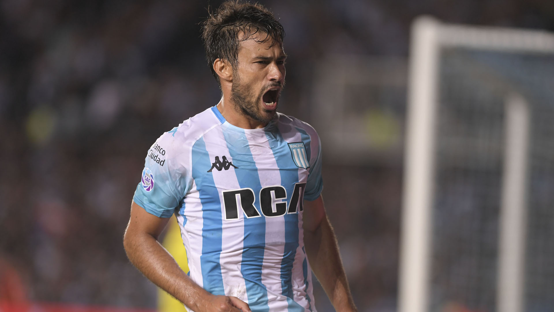 Cvitanich festeja su conquista, que fue la única de Racing en el partido frente a Estudiantes y que valió tres puntos. (Télam)