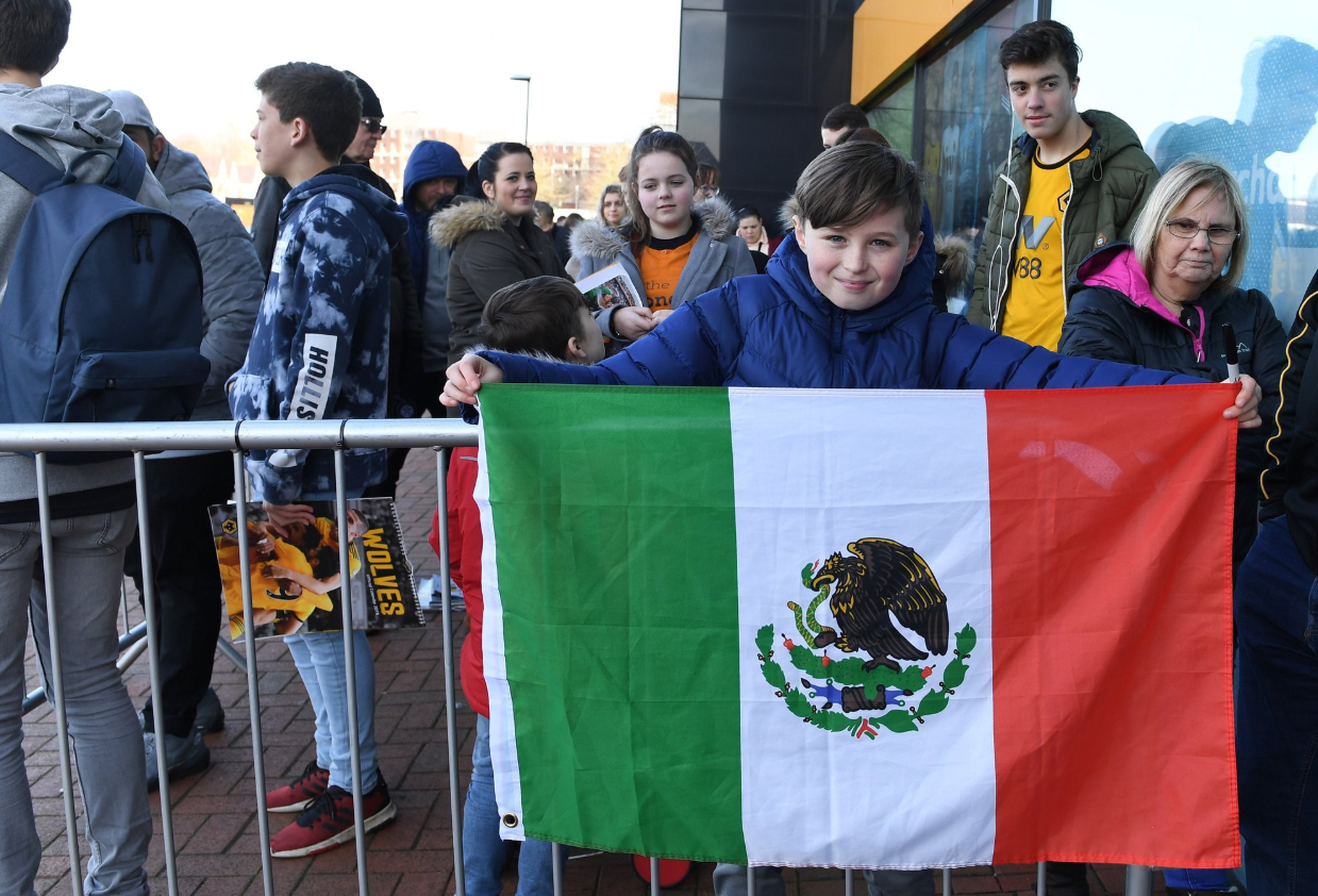 El pequeño seguidor de Raúl posando junto a una bandera de México (Foto: @Wolves)