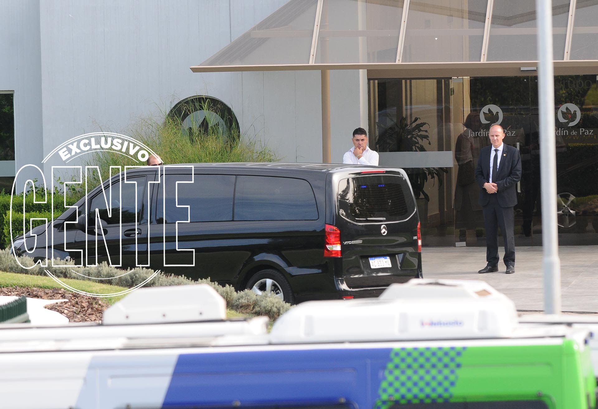 La van presidencial, en el cementerio. Foto: Julio César Ruiz/GENTE