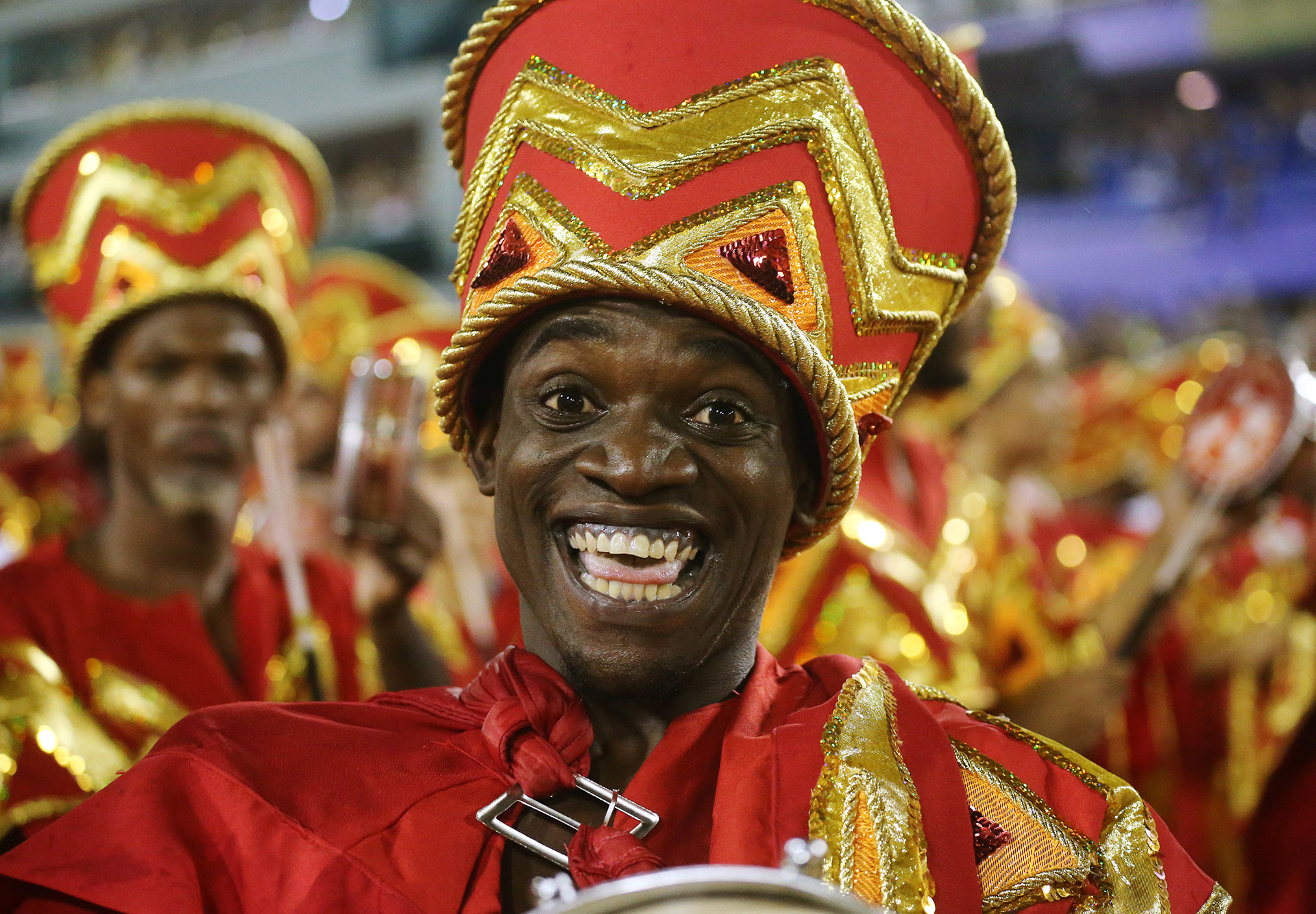 El carnaval “fue creado por el pueblo, con matrices africanas, y se fue volviendo una pieza de empresarios y políticos”, que gustaban mostrarse en exclusivos camarotes del Sambódromo. “Pero ahora se está retomando el carnaval de la calle y el Sapucaí retoma una vocación política que ya tenía”, agrega Lins
