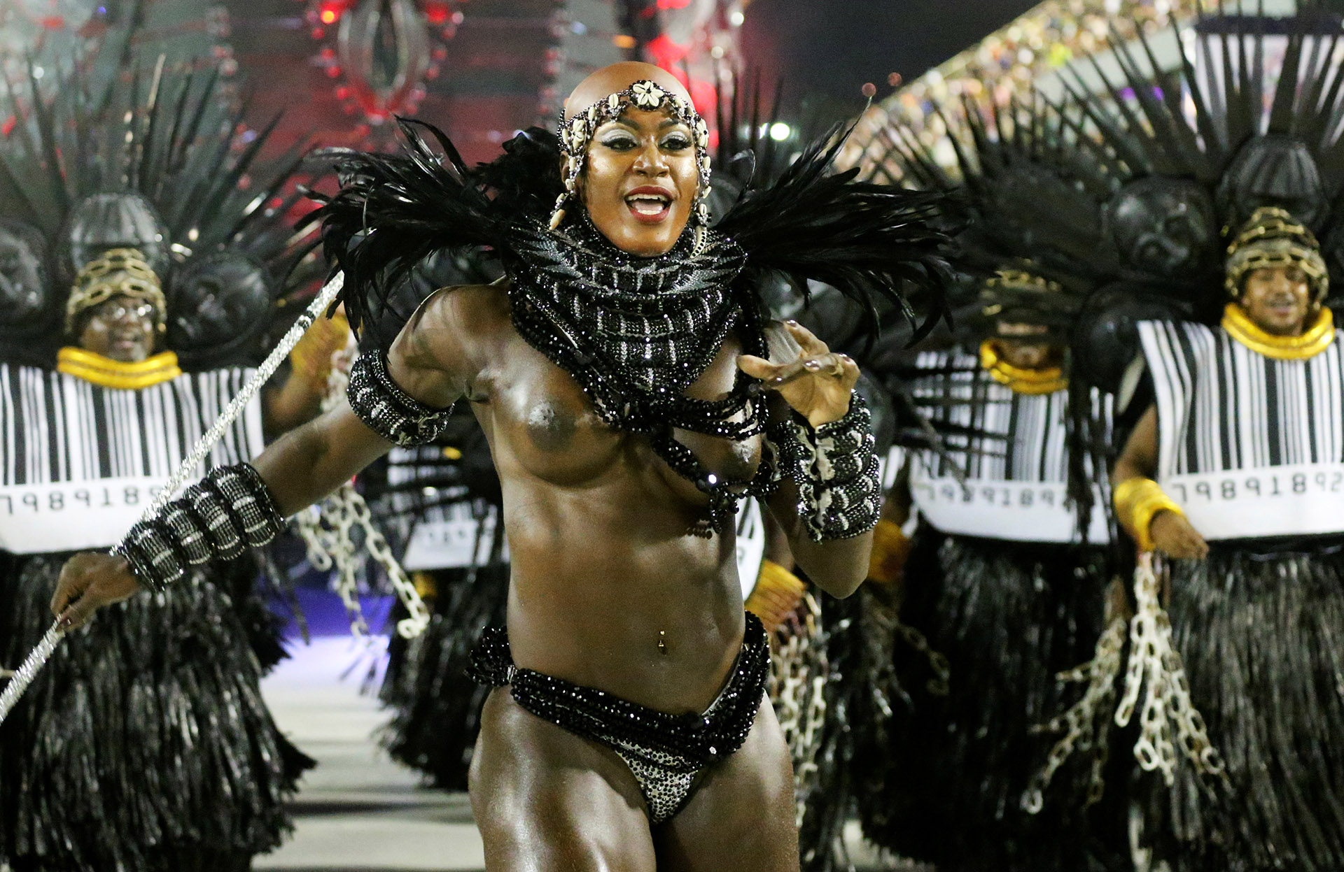 Por tercer año consecutivo, los grupos de samba enfrentan restricciones presupuestarias: la subvención que reciben de la alcaldía se redujo de un millón a 500.000 reales (unos 132.000 dólares)