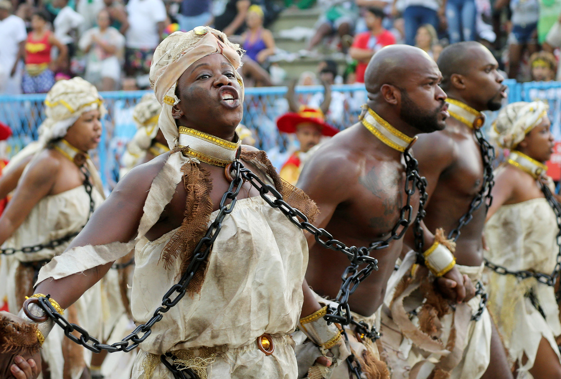 En dos noches, 14 “escolas de samba” movilizan entre 2.500 y 4.000 personas, con indumentarias y coreografías ensayadas a lo largo del año y seis gigantescos carros alegóricos