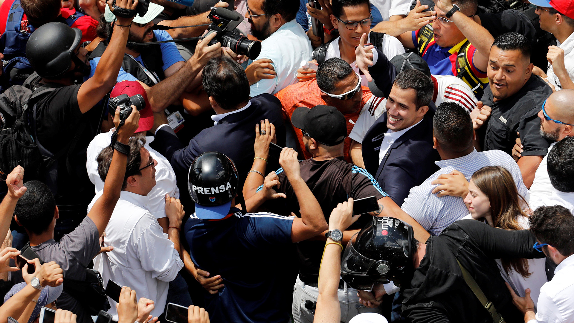 El líder opositor venezolano Juan Guaido, a quien muchas naciones han reconocido como el legítimo gobernante interino del país, saluda a sus partidarios durante un mitin contra el gobierno del presidente venezolano Nicolás Maduro en Caracas, Venezuela, 4 de marzo de 2019. (Reuters)