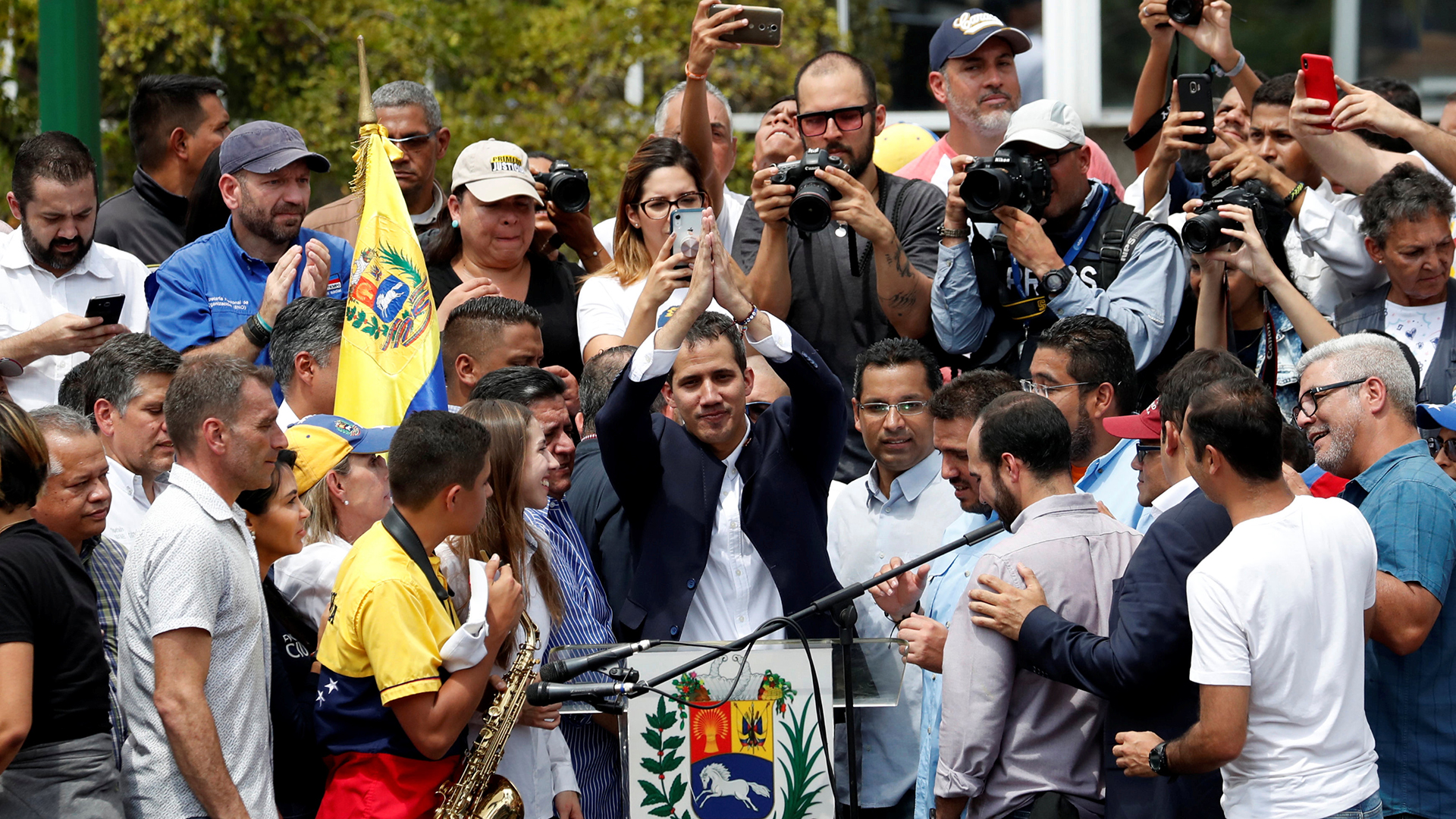El líder de la oposición venezolana Juan Guaido, a quien muchas naciones han reconocido como el legítimo gobernante interino del país, ante una multitud en Caracas (Reuters)