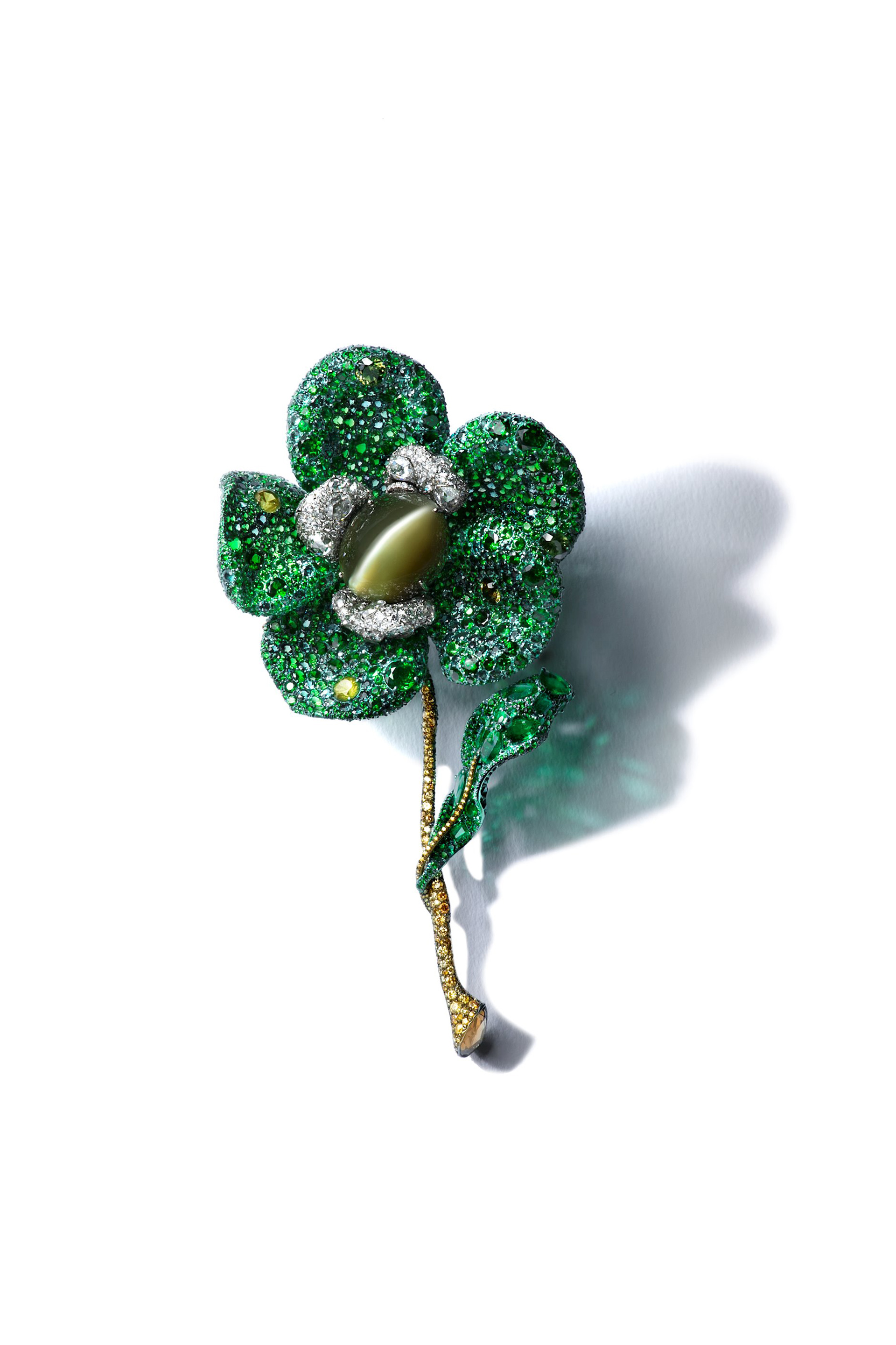 “Broche Greenovia” de Cindy Chao en titanio, oro blanco de 18k y plata, engarzado con un crisoberilo ojo de gato de 105 quilates, diamantes y casi 2500 piezas de 6 variedades de piedras preciosas verdes.
