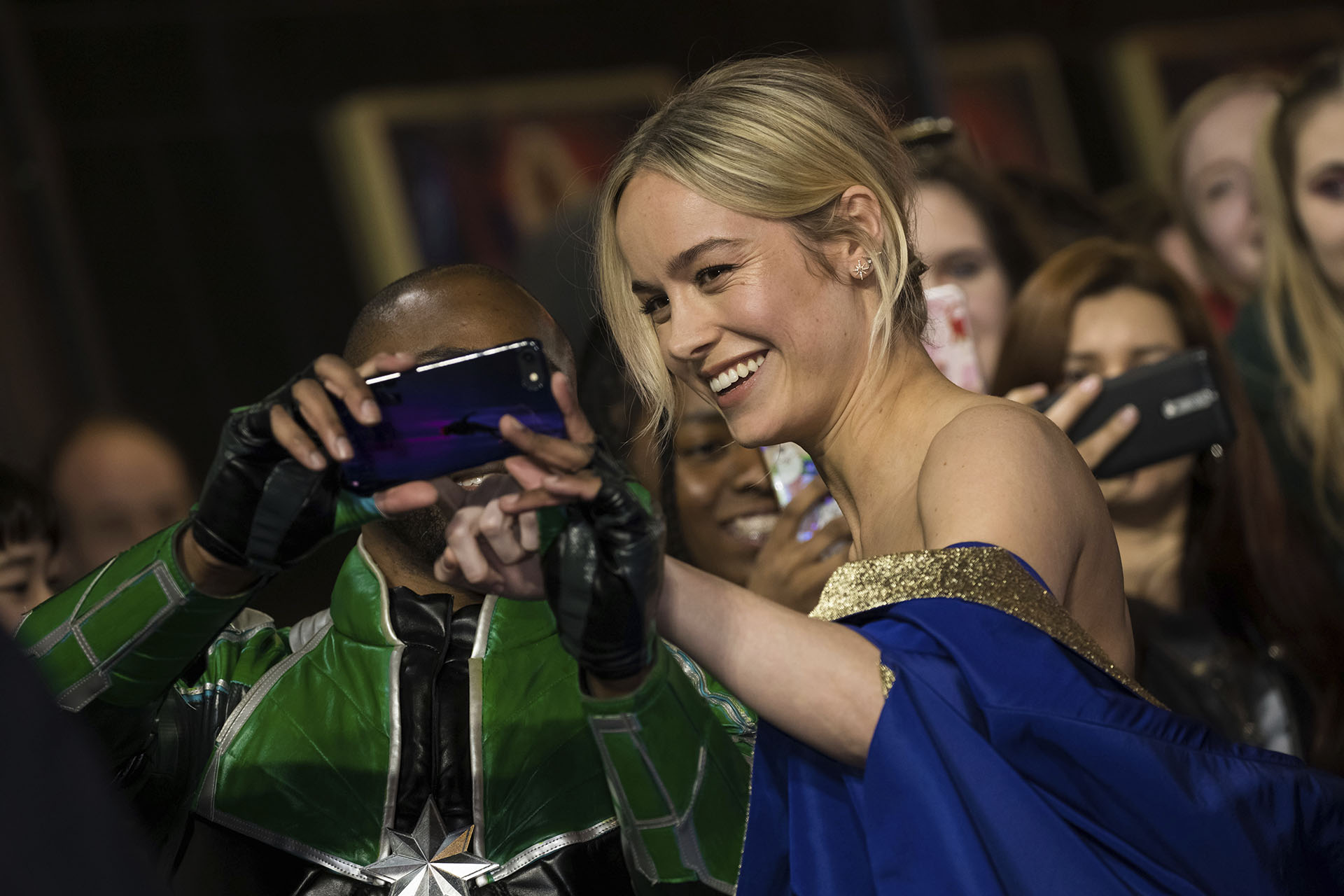 Brie Larson, fue la gran estrella de la la noche posó con los fans que se acercaron a saludarla