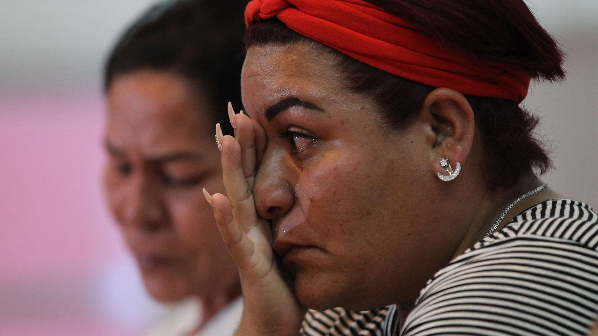 Columba Arroíz (i) y Maria del Carmen Diaz (d), familiares de jóvenes desaparecidos en Tierra Blanca (Foto: EFE/Mario Guzmán)