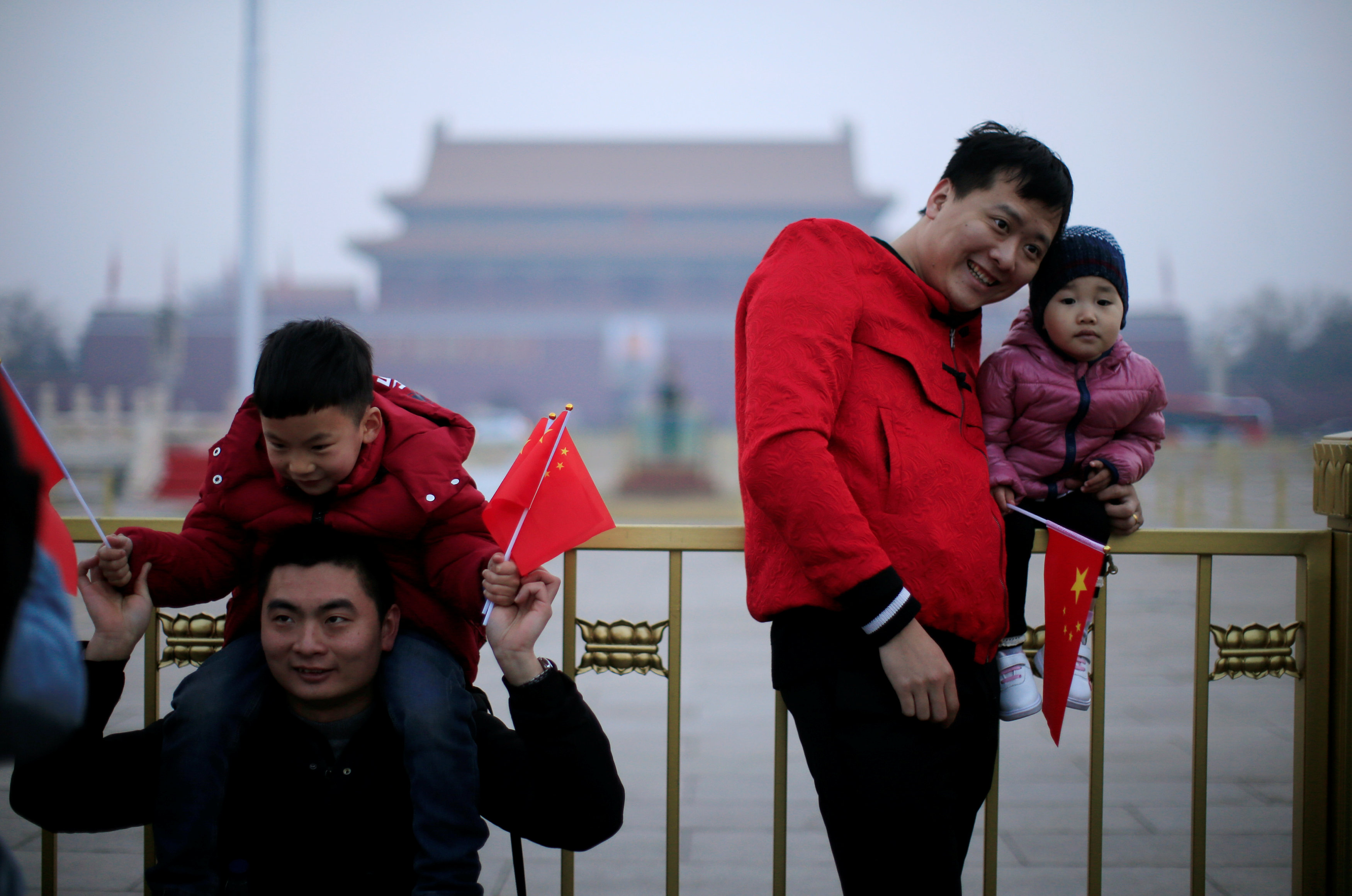 Ciudadanos chinos posan para una foto en la plaza Tiananmen de Beijing antes de la apertura del Congreso (REUTERS/Aly Song)