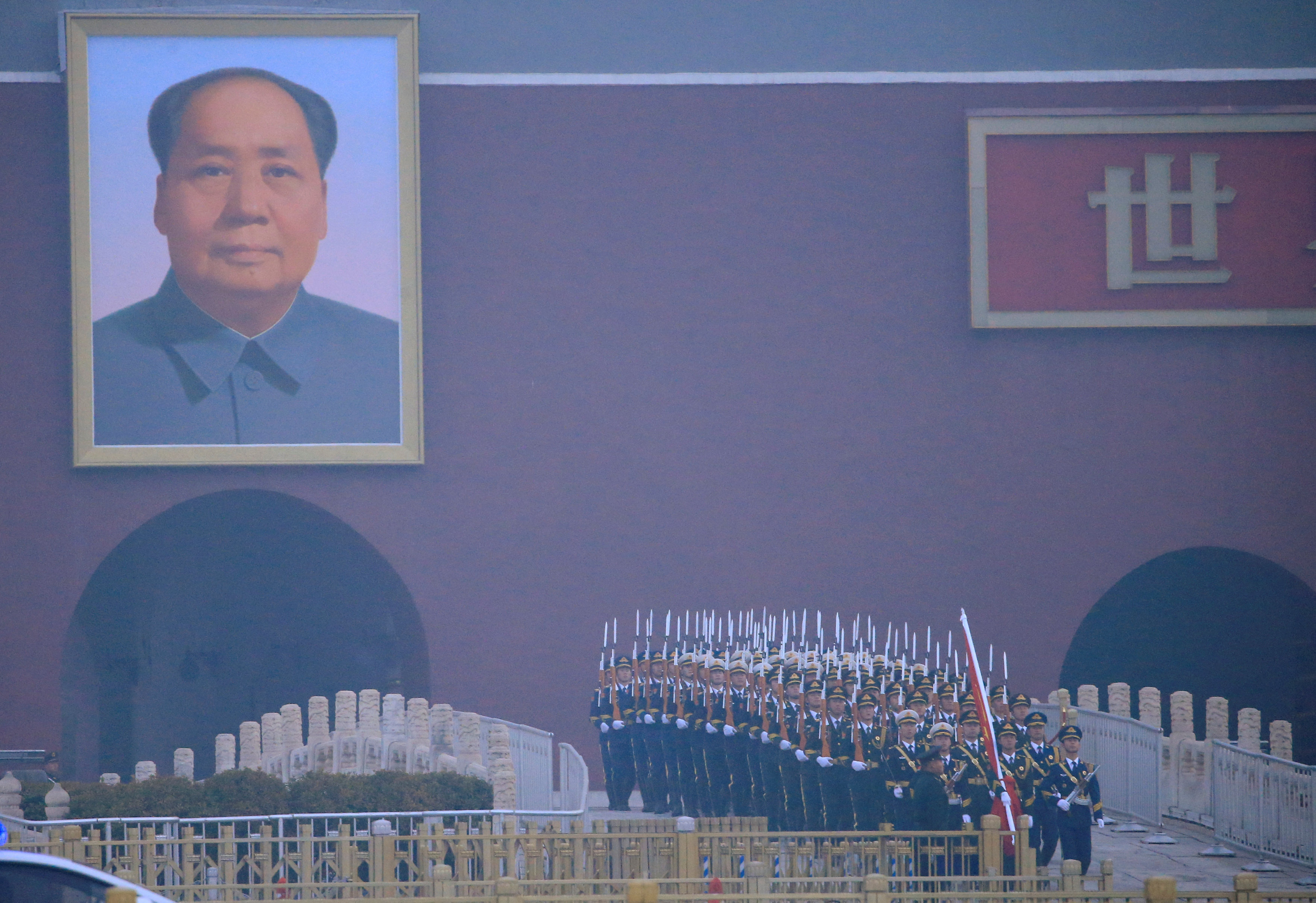 Soldados en la plaza Tiananmen en una ceremonia anterior a la apertura del Congreso (REUTERS/Aly Song)