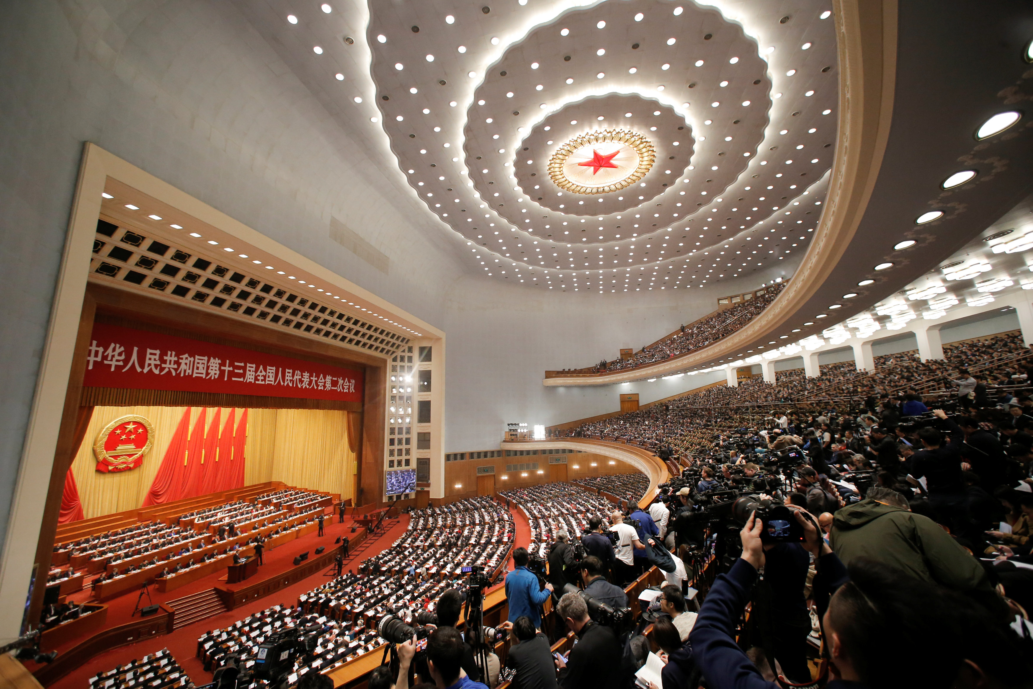 Delegados y periodistas en la sala del Congreso Nacional del Pueblo (REUTERS/Thomas Peter)