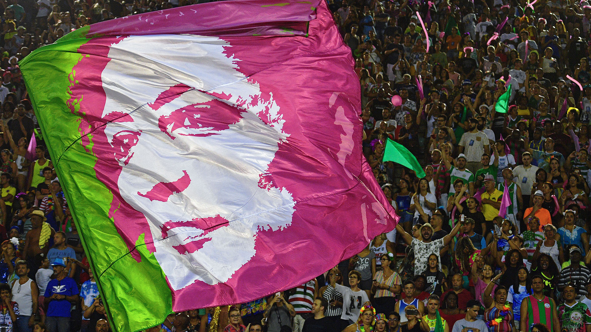 Una bandera con el rostro de Marielle Franco (CARL DE SOUZA / AFP)