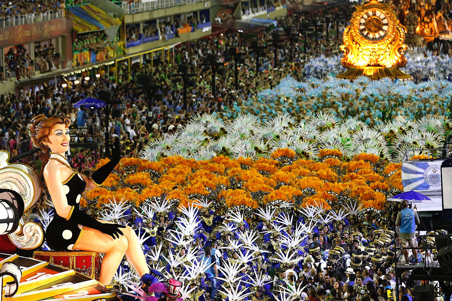 La escuela de samba del Grupo Especial Vila Isabel desfila llena de color (EFE/Marcelo Chello)