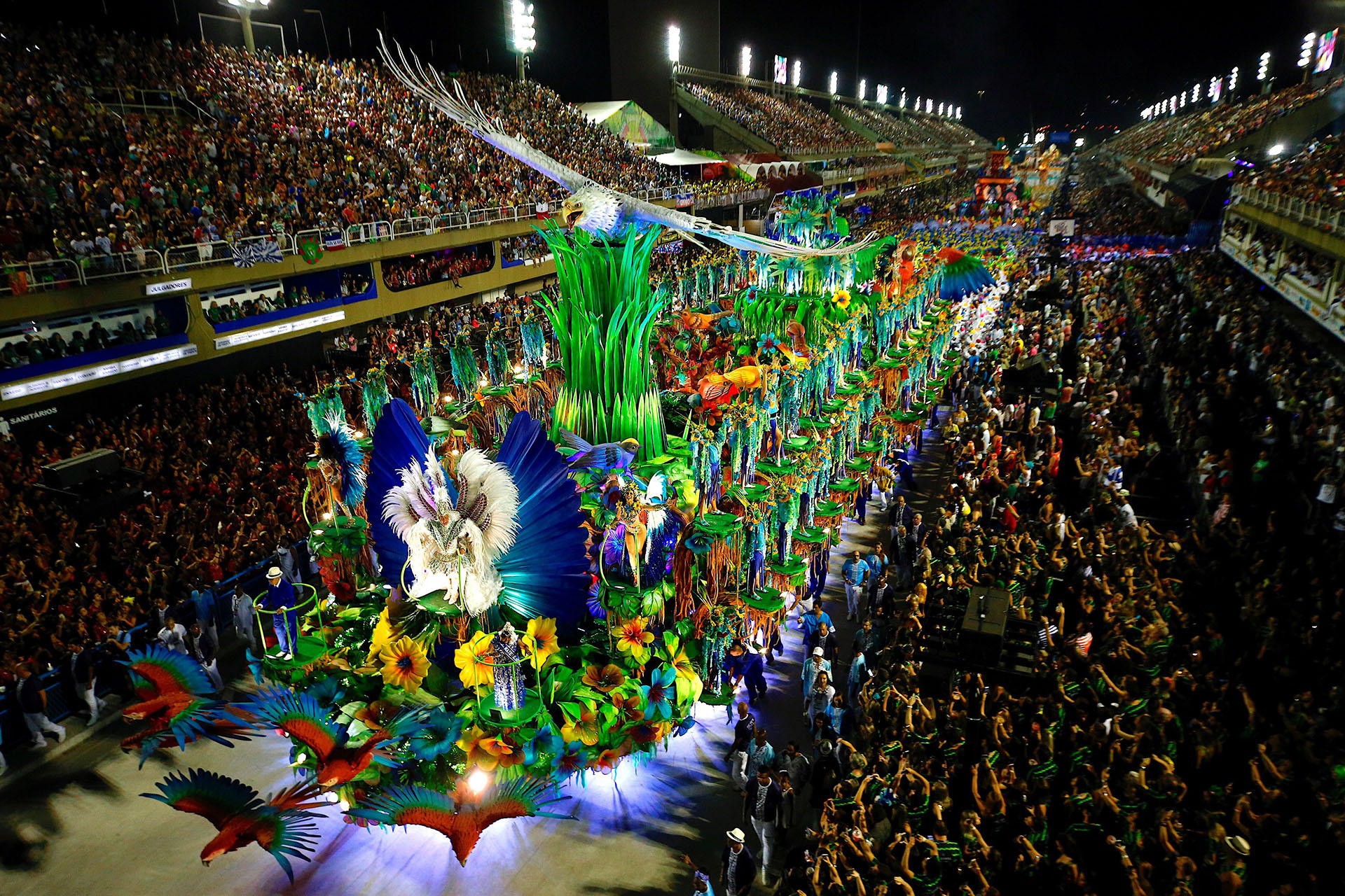 Integrantes de la escuela de samba del Grupo Especial Portela (EFE/Marcelo Chello)
