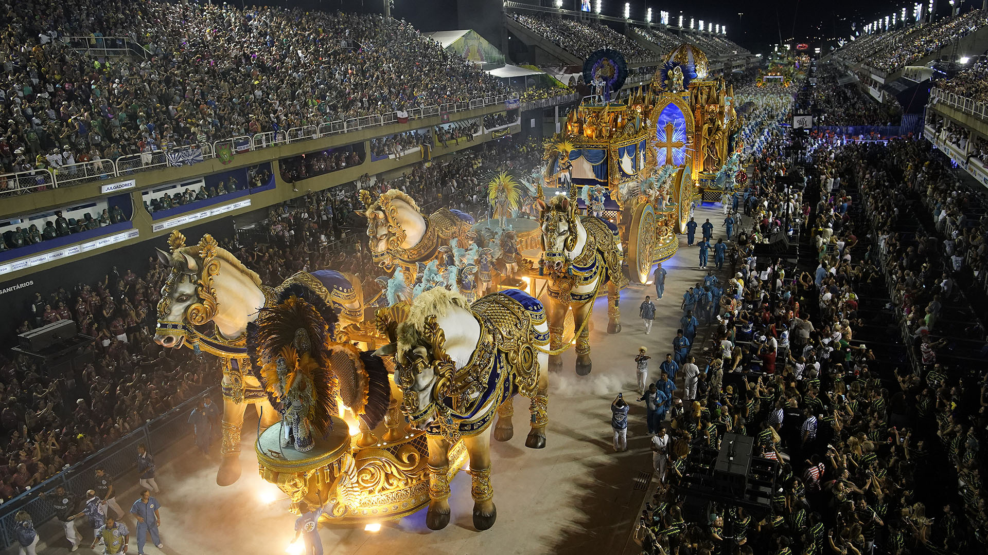 La escuela Vila Isabel desfila por el sambódromo de Río (AP Photo/Leo Correa)