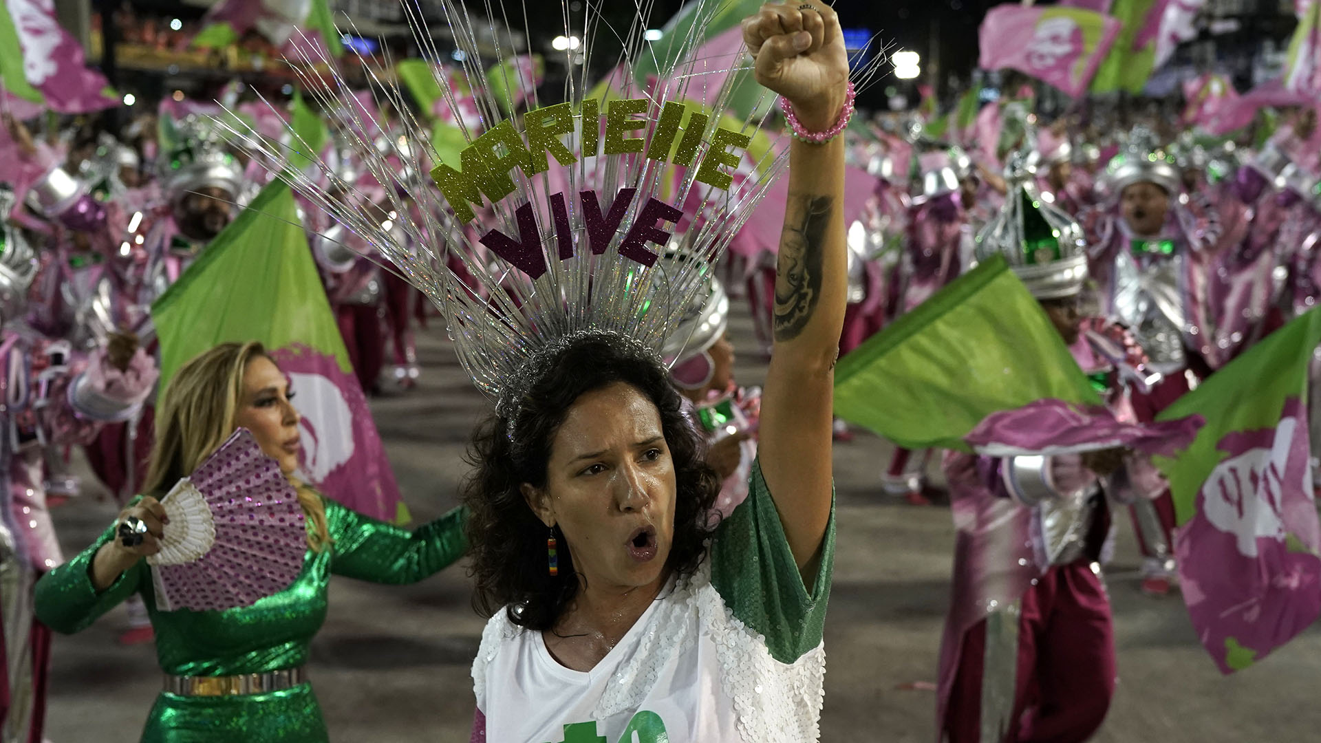 Monica Benicio, viuda de Marielle Franco, con una corona que dice “Marielle vive” (AP Photo/Leo Correa)