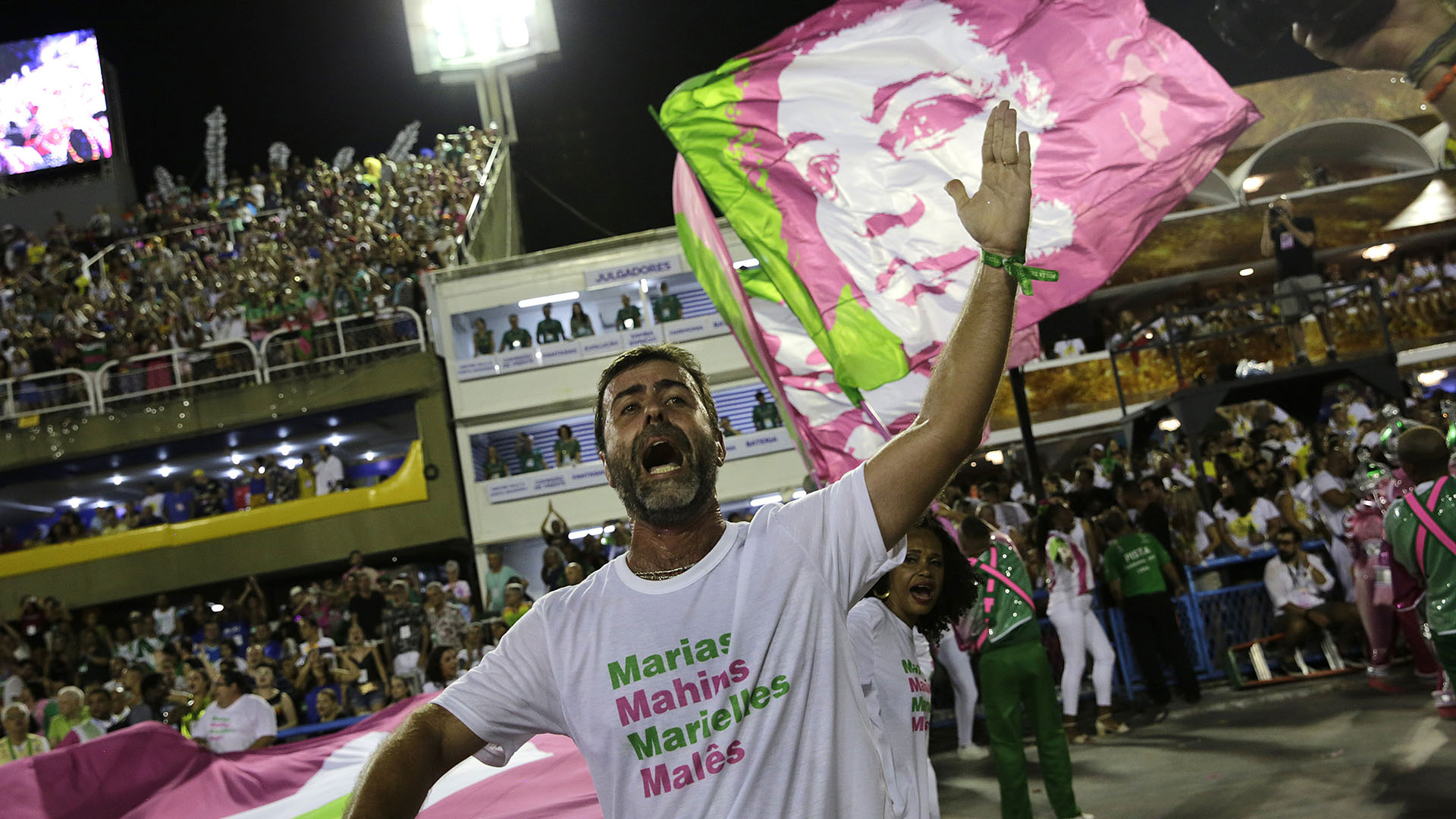 Freixo, junto a la bandera de Franco (AP Photo/Silvia Izquierdo)