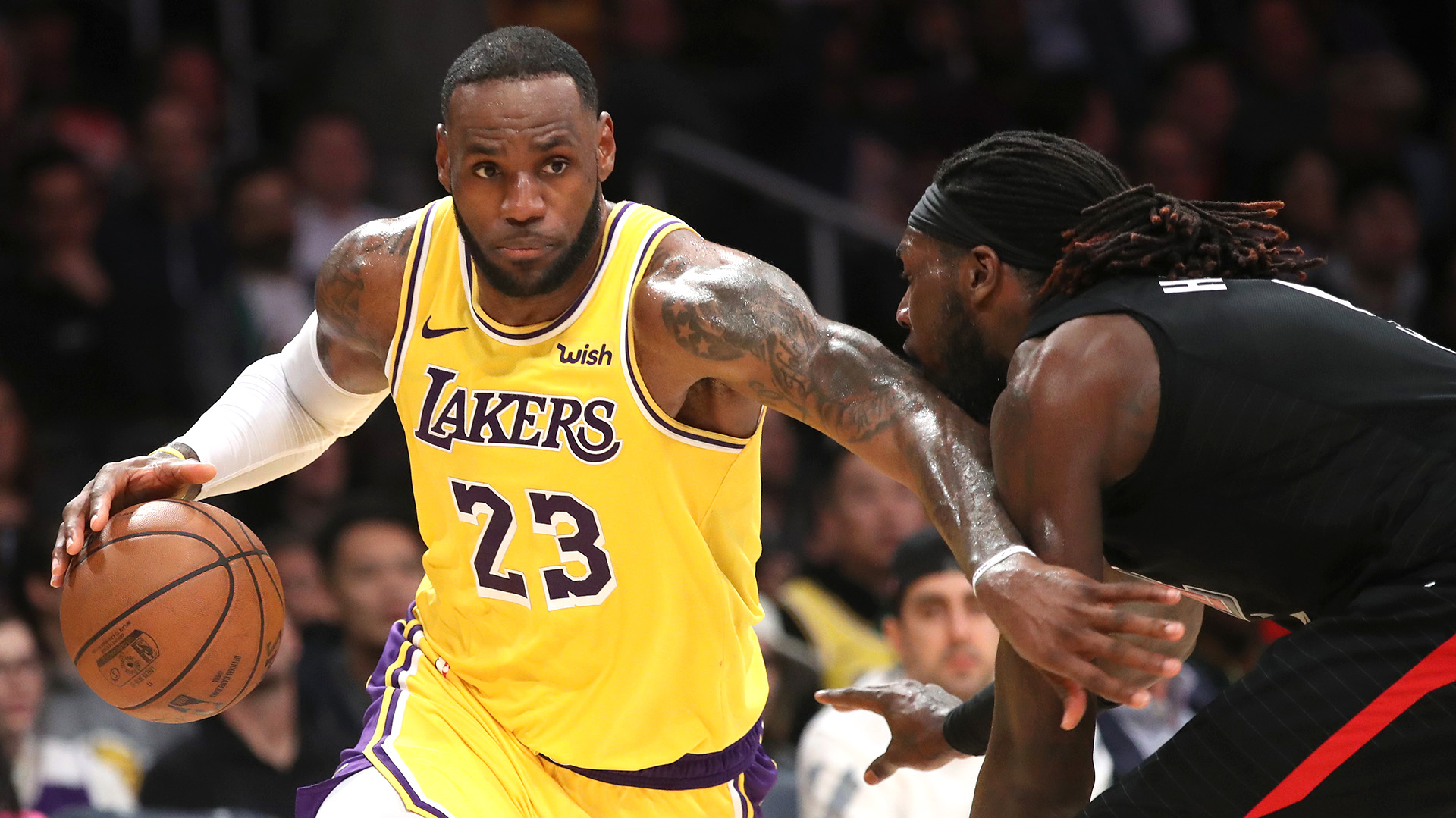 Los Angeles Lakers, con una marca de 30 triunfos y 34 derrotas aparece en la décima posición de la Conferencia Oeste y su sueño de clasificar a los playoff se desvanece (AFP)
