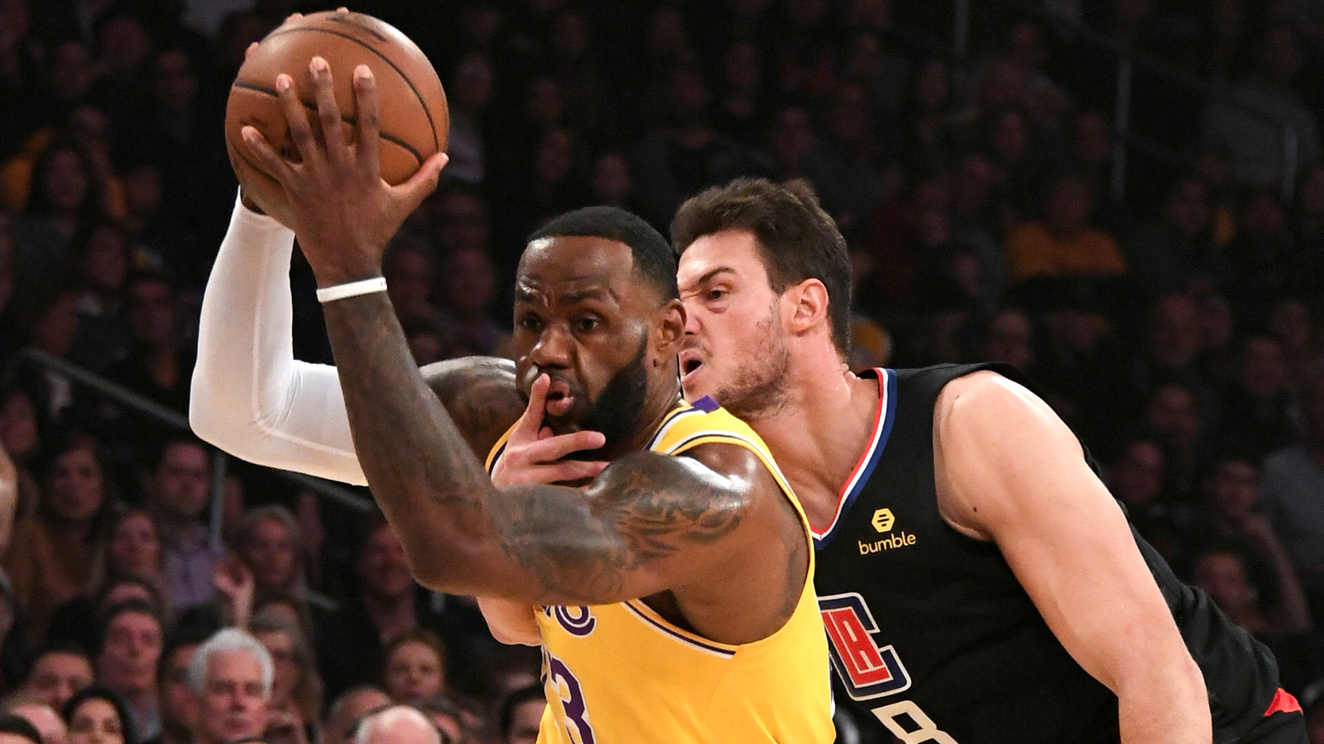 LeBron James aportó 27 puntos, 8 rebotes, 6 asistencias, 1 robo y 1 tapa en la derrota por 105 a 113 ante Los Angeles Clippers (Reuters)