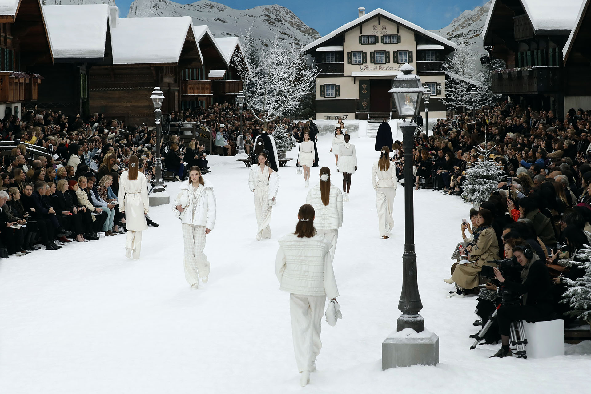 El Gran Palais se transformó en una postal alpina con chalets y nieve, la última creación de Karl Lagerfeld antes de morir