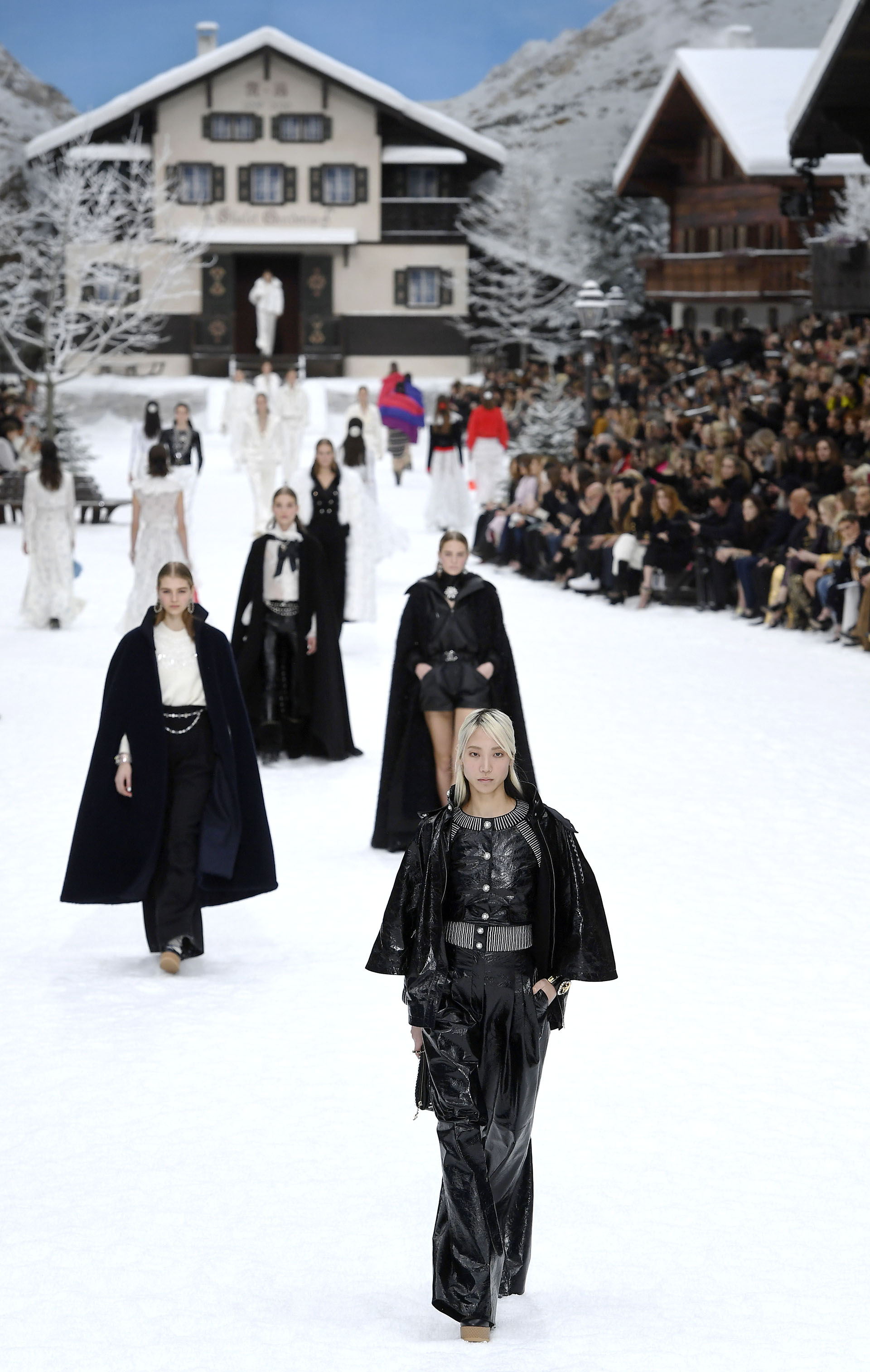 En cuero, pailletes, tweed, la tonalidad negra contrastaba con la nieve