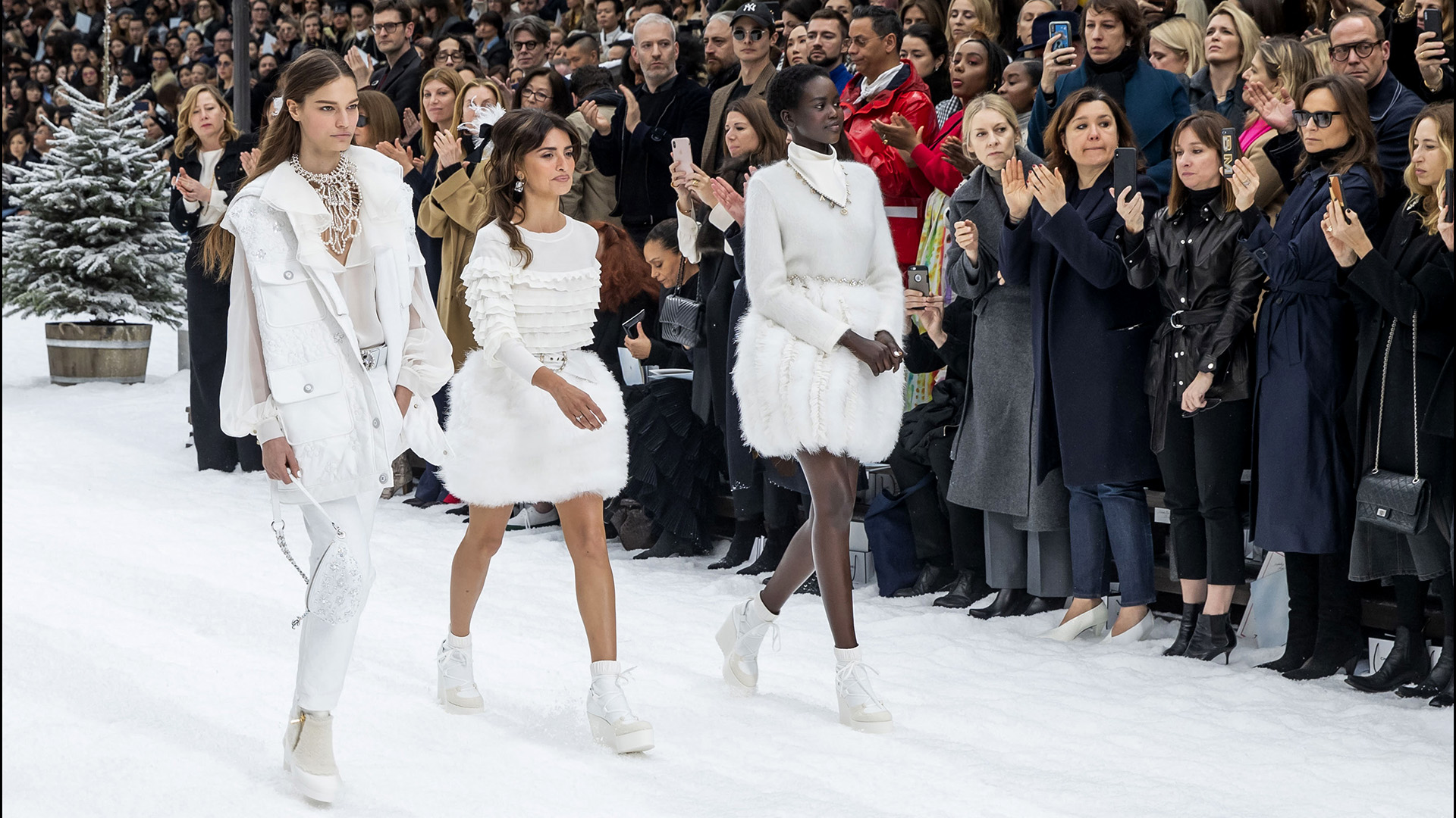 El blanco fue el elegido para vestir las piezas claves de la colección, adoptó la versión de faldas con de plumas, cinturones, parcas y vestidos