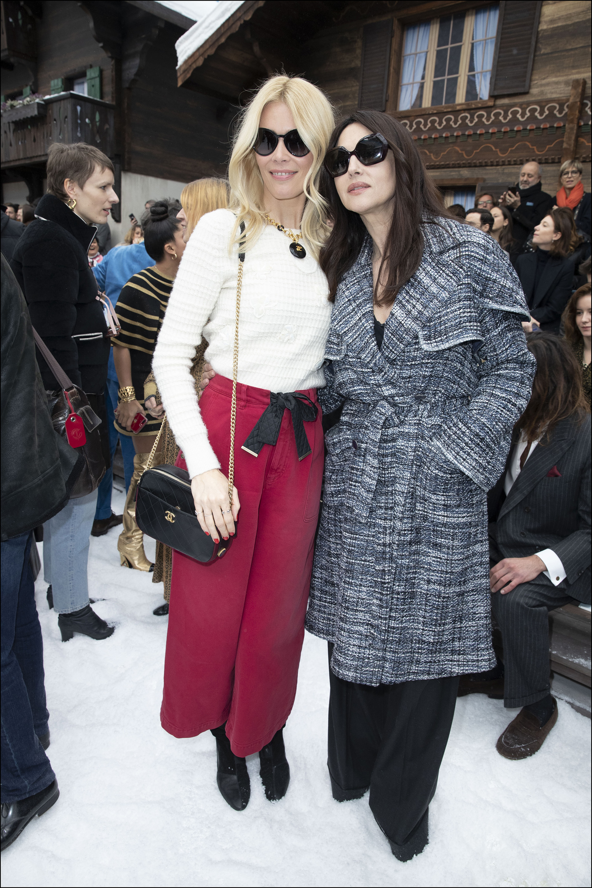 Claudia Schiffer y Monica Bellucci – en la front row
