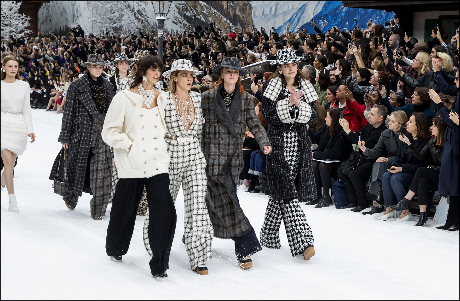 Cara Delevingne junto a la musa argentina Mica Argañaraz desfilaron las piezas hit de la última colección diseñada por el gran Kal Lagerfeld