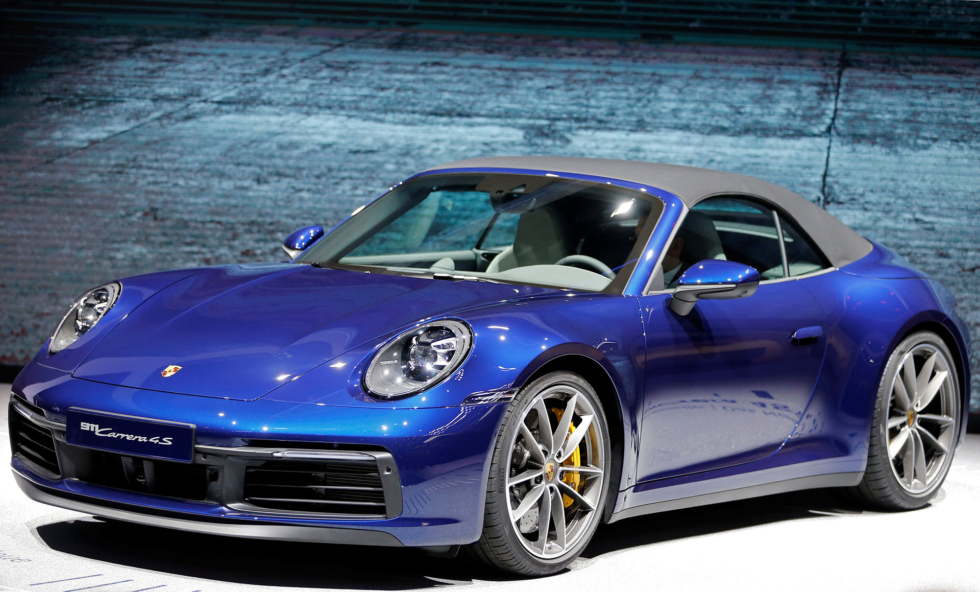 El Porsche 911 Cabriolet está equipado con un motor biturbo de 450 caballos que permite alcanzar una velocidad máxima superior a los 300 km/h así como acelerar de 0 a 100 km/h en menos de 4 segundos