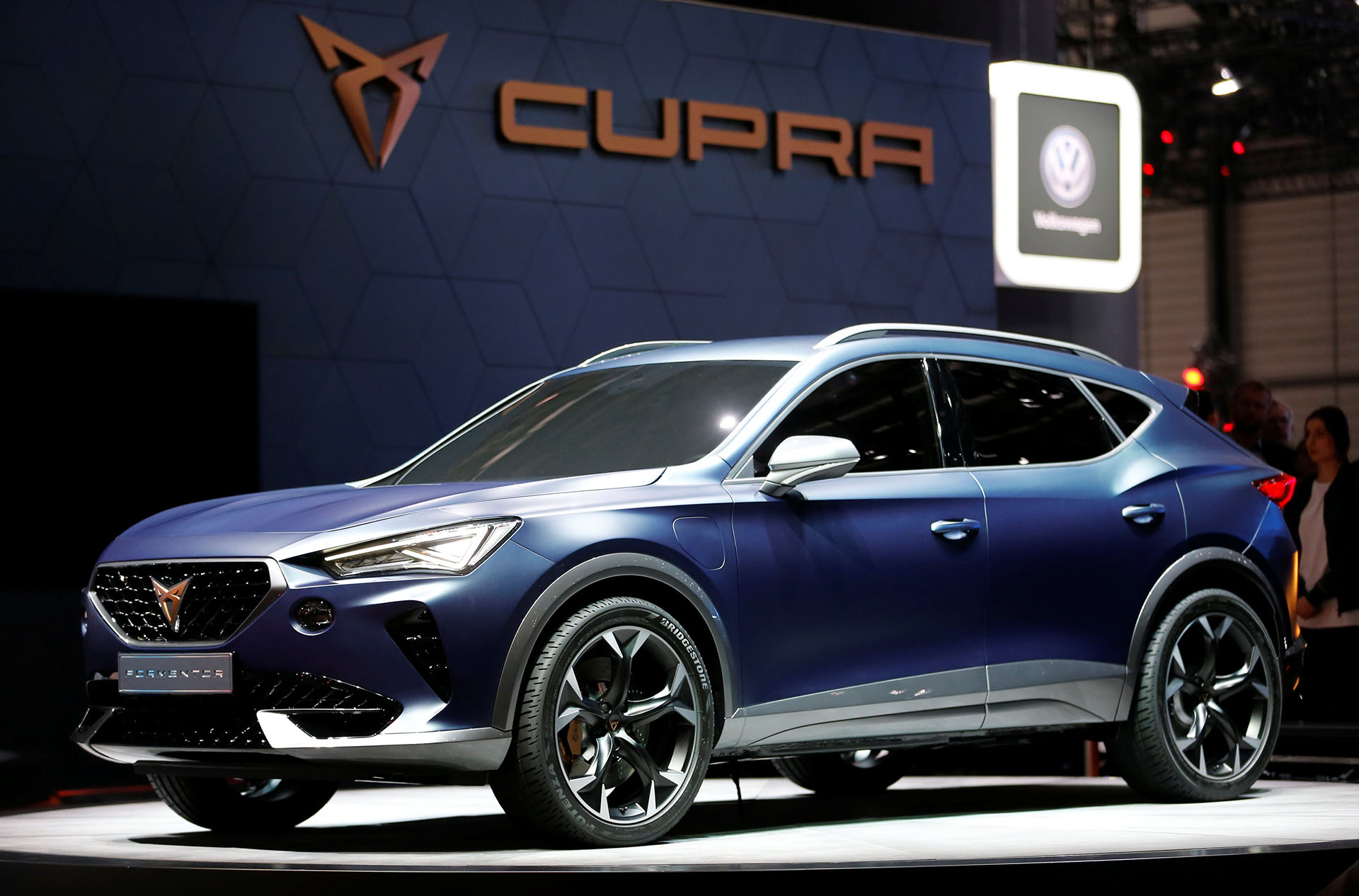 El nuevo SEAT Cupra Formentor tiene propulsión híbrida enchufable y una potencia de 245 caballos