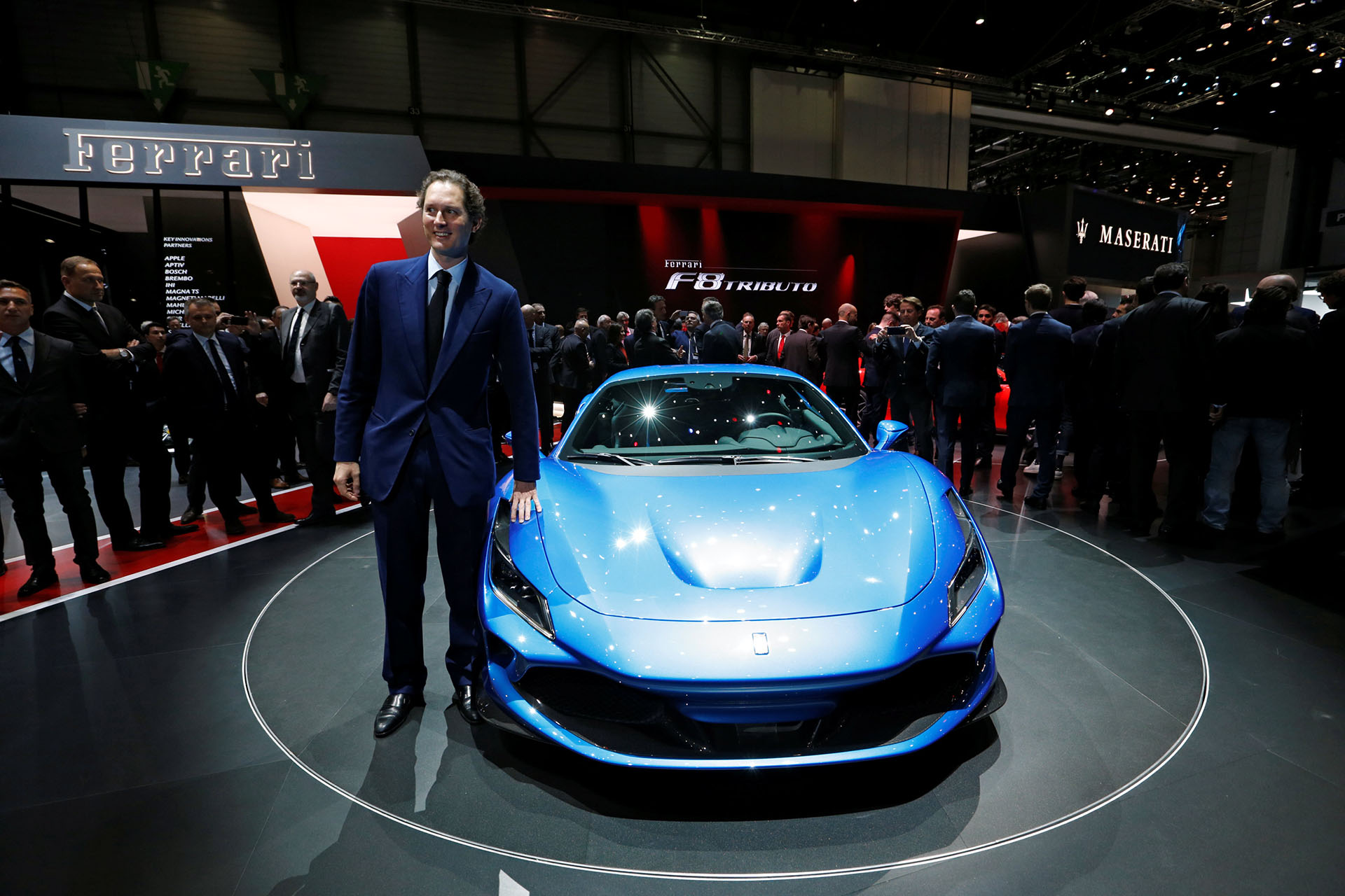El presidente de Fiat Chrysler Automobiles John Elkann presentó la nueva Ferrari F8 Tributo