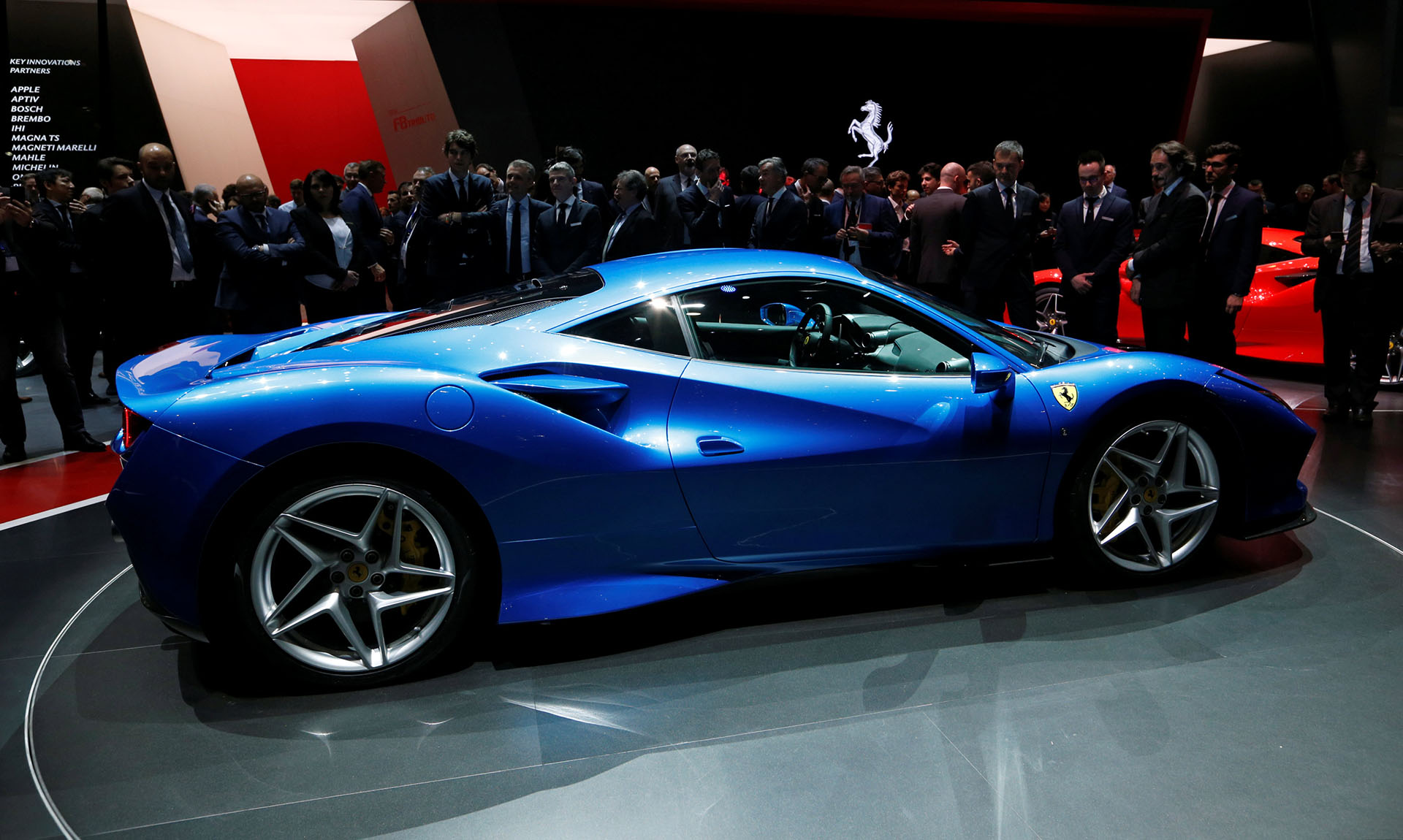 La Ferrari F8 Tributo tiene un motor V8 de serie más potente de la historia de Ferrari y ella le debe el nombre de “Tributo”, ya que el coche rinde homenaje a esta familia de propulsores