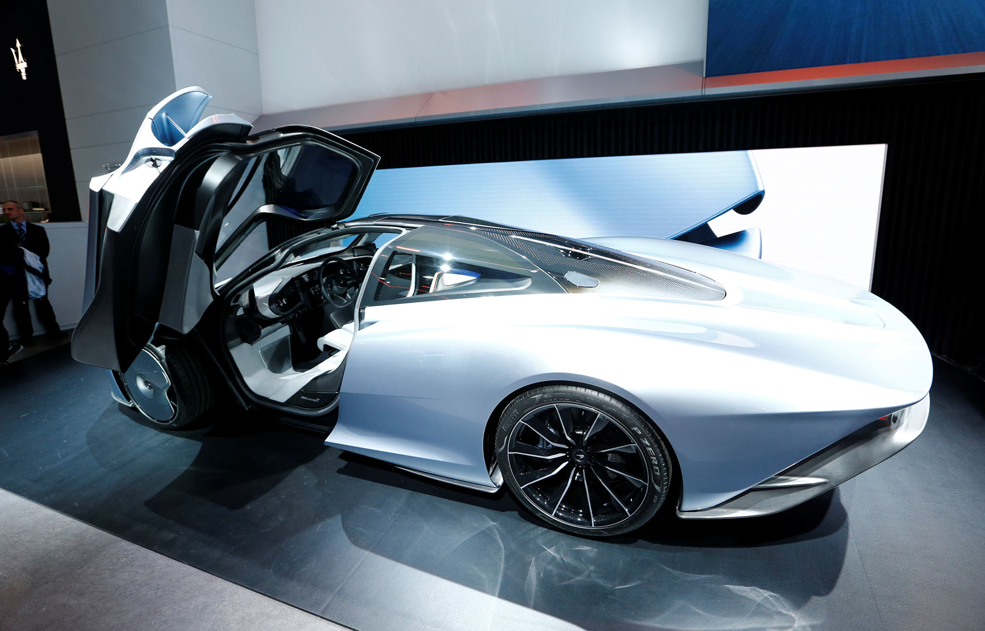 El hypercar híbrido McLaren Speedtail combina un V8 de doble turbo y un motor eléctrico de 308 hp para lograr un total de 1035 hp.