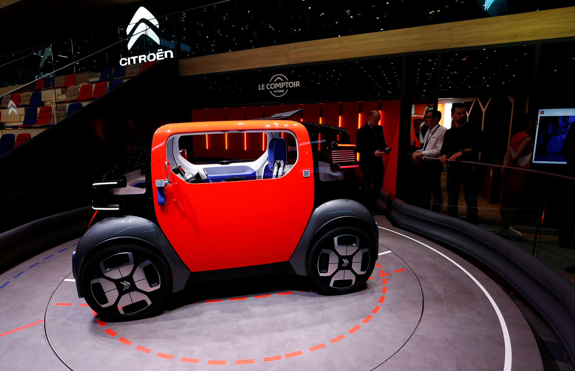 El Citroen Ami One Concept es un prototipo para dos personas, con carrocería ultracompacta y velocidad máxima de 45 km/h, que refleja la visión de la marca francesa del futuro de la movilidad urbana