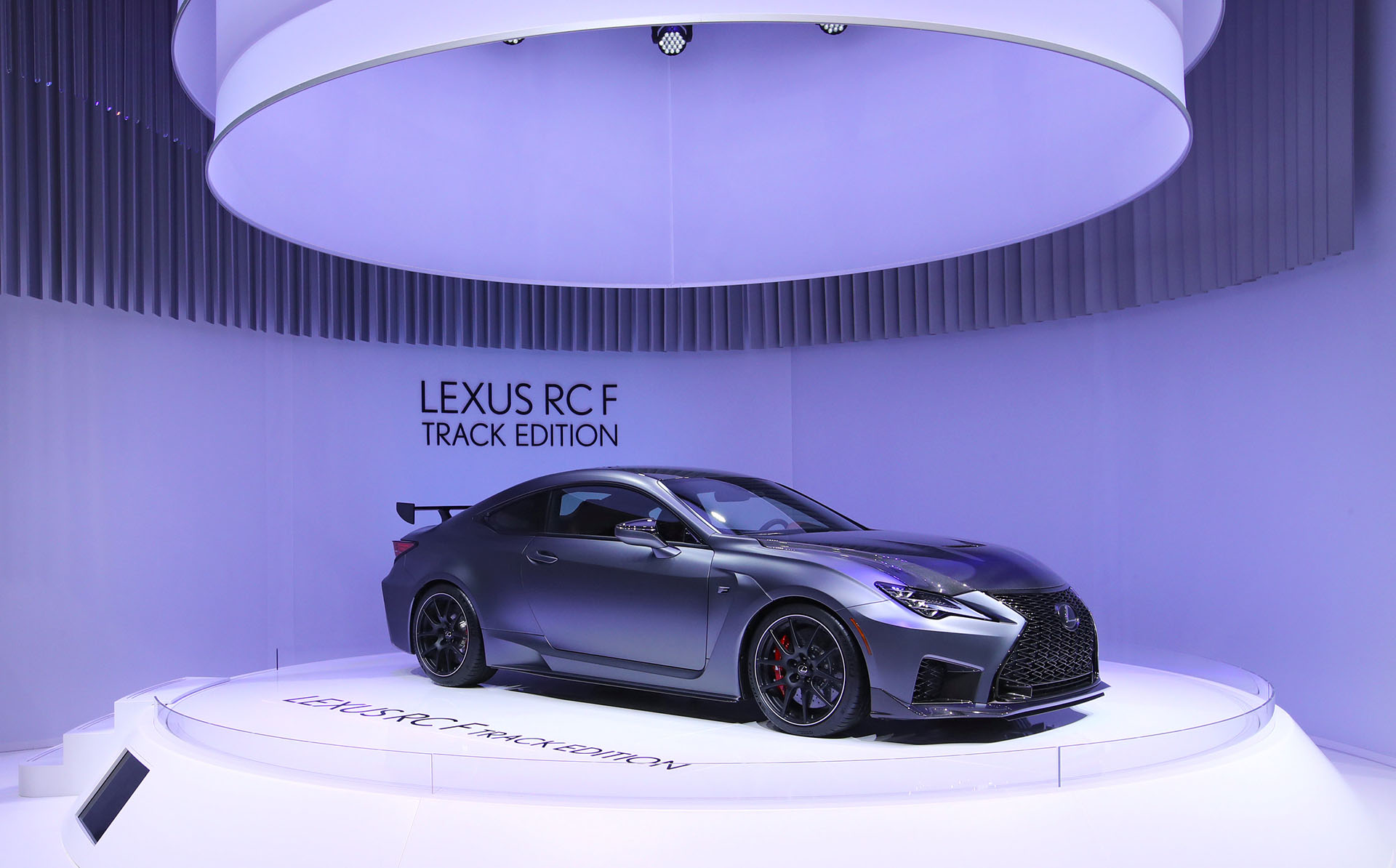 El Lexus RC F Track Edition tiene una carrocería que se destaca por mejoras a nivel aerodinámico y de diseño, reducción de peso, nueva puesta a punto de la suspensión, entre otras mejoras