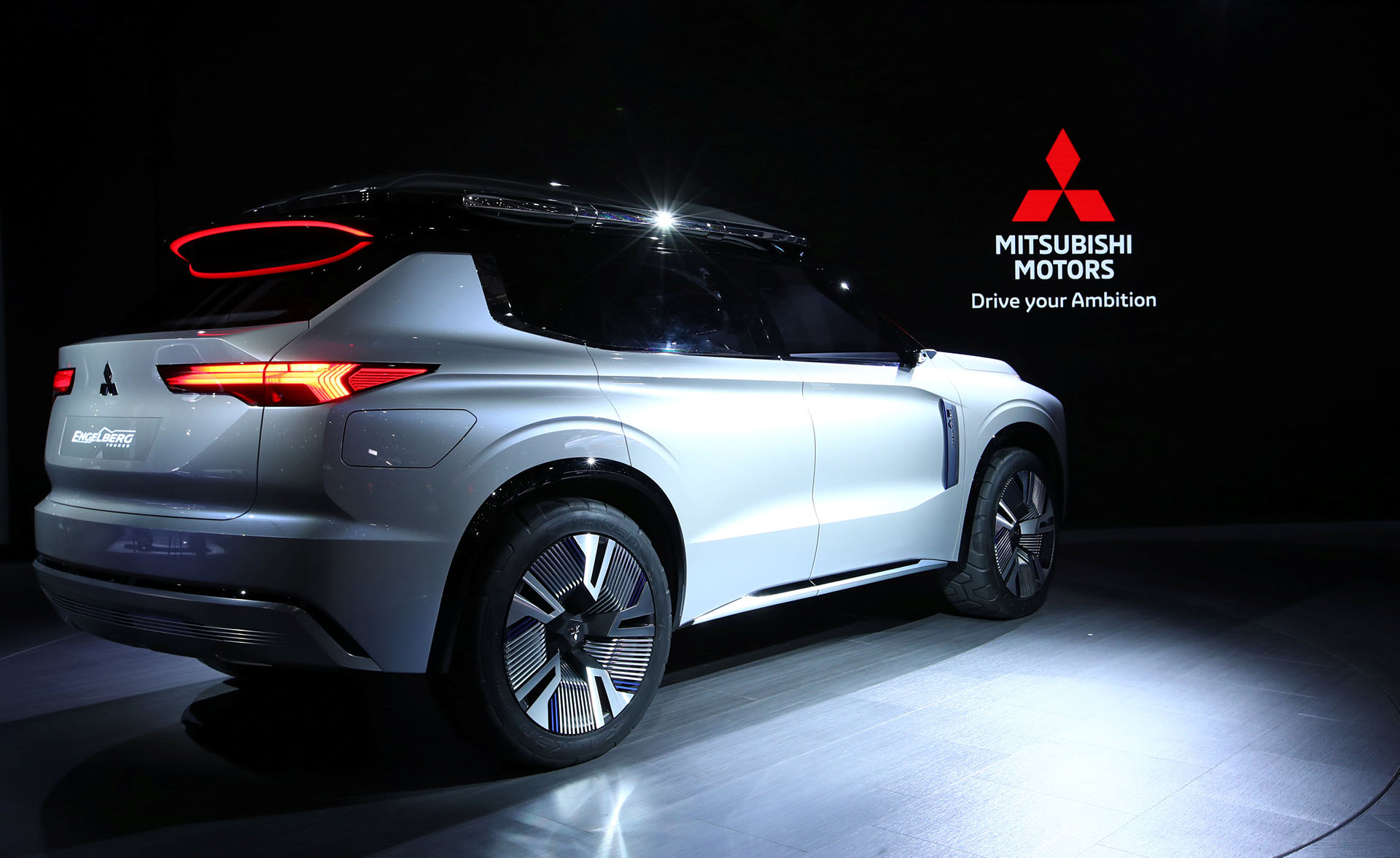 El Mitsubishi Engelberg Tourer es un SUV híbrido enchufable con la característica de que también puede transferir su energía al hogar