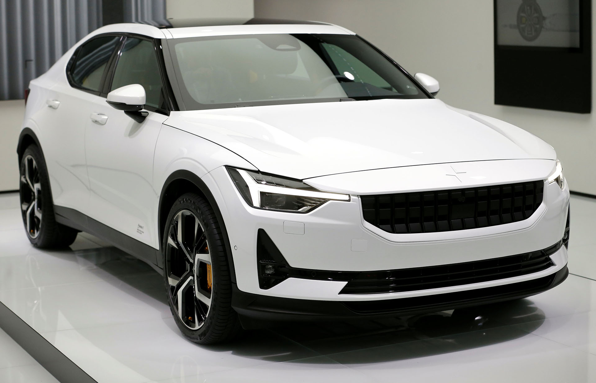 El nuevo Volvo Polestar 2 es un auto eléctrico que utiliza dos motores eléctricos y alcanzan los 408 CV. Acelera de 0 a 100 km/h en 4,8 segundos y dispone de una autonomía de 500 kilómetros