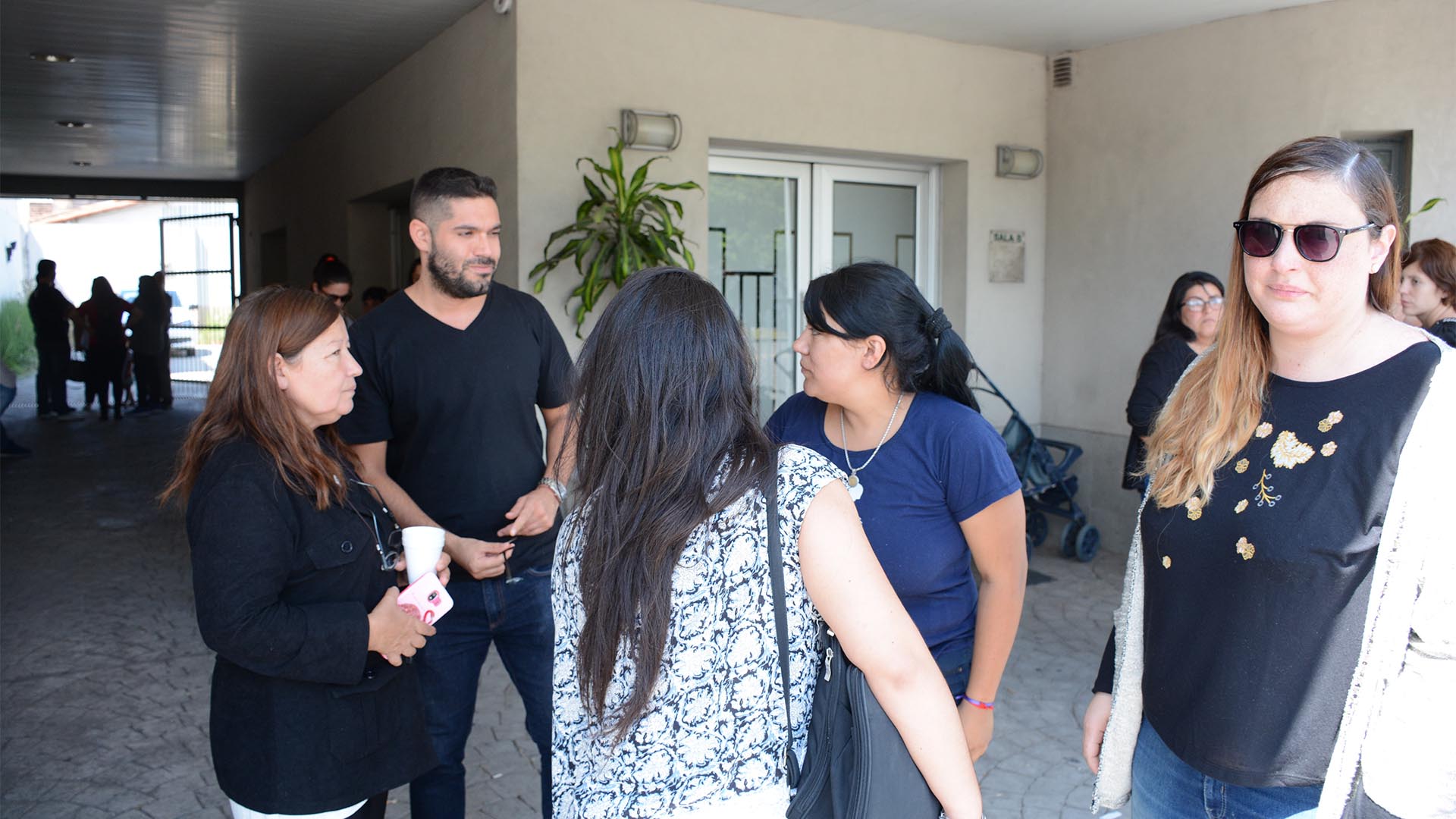 Familiares en el velatorio de Carmen Luján (foto Franco Fafasuli)