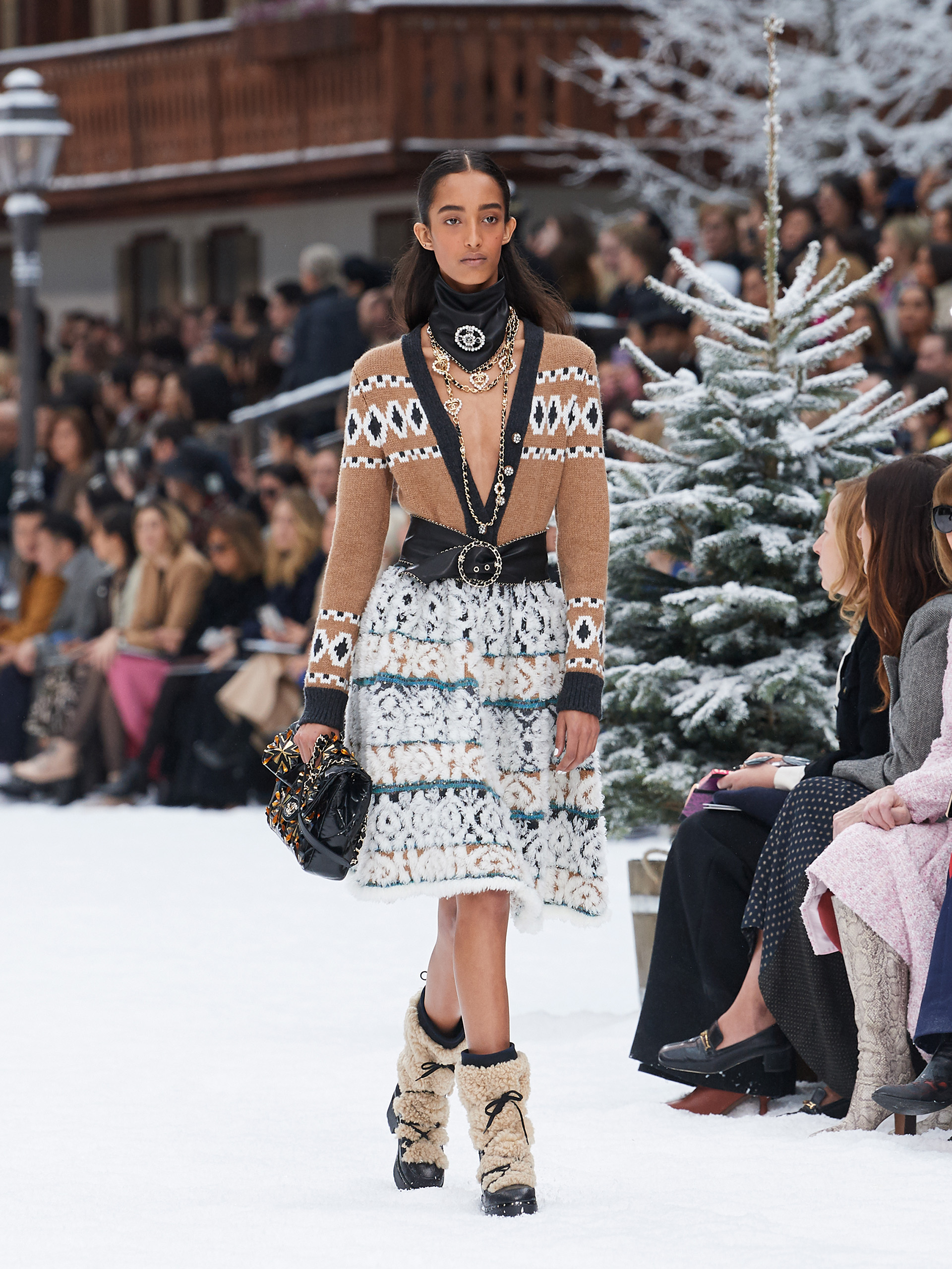 Suértes con print invernal combinados con faldas voluminosas con corte a la cintura (Chanel)