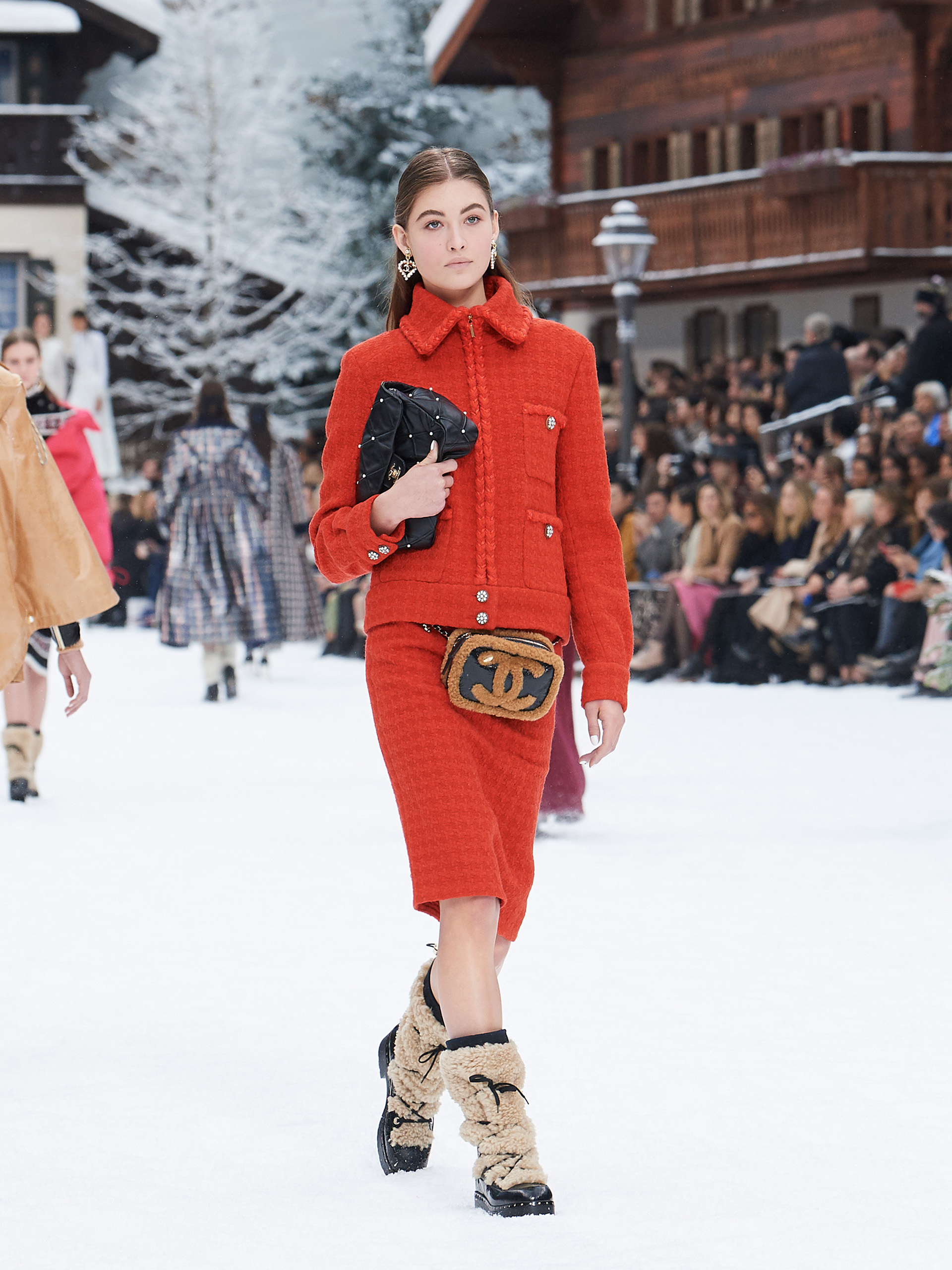 Otra versión del sello de la firma, el tweed, esta temporada en color rojo con falda más suelta y detalles metalizados con brillo